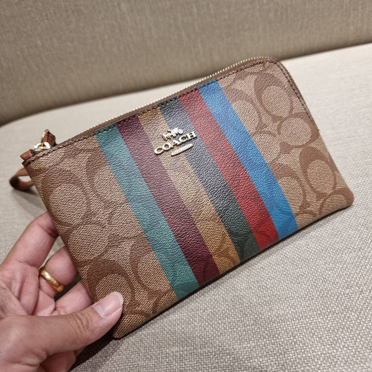 COACH C5624 LARGE CORNER ZIP WRISTLET IN SIGNATURE CANVAS WITH STRIPE สีใหม่กับคอลเลคชั่นที่ปังข้ามปี ฮิตไม่เลิก!! กระเป๋าคล้องมือ ดีไซน์ลายแถบสี สดใสน่าใช้มาก!! ขนาดเหมาะพกพา วัสดุหนังแคนวาส ภายในใส่ธนบัตร หรือใส่บัตร ใส่เหรียญ ได้หมด!! iphone13 pro ใส่ไ