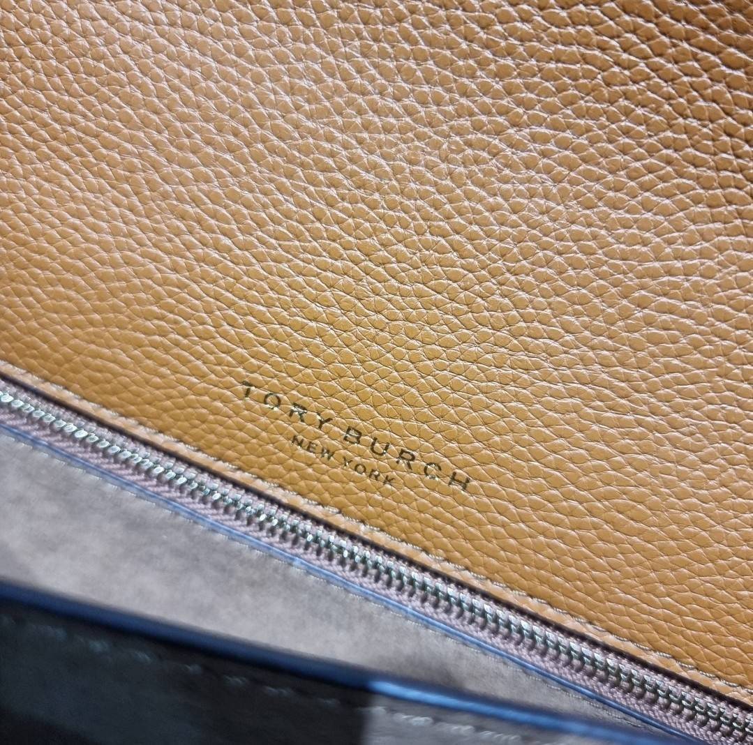 TORY BURCH MILLER SHOULDER BAG / Tory Burch Bag รุ่นยอดนิยม รุ่นหายาก รุ่นที่สาวๆตามหา ใบนี้เลย!! สวยหรู ผู้ดีทุกสี กระเป๋าสะพายไหล่ ดีไซน์อยู่ทรง คลาสสิคแฝงความหรูด้วยโลโก้สีทองอร่ามโดดเด่น