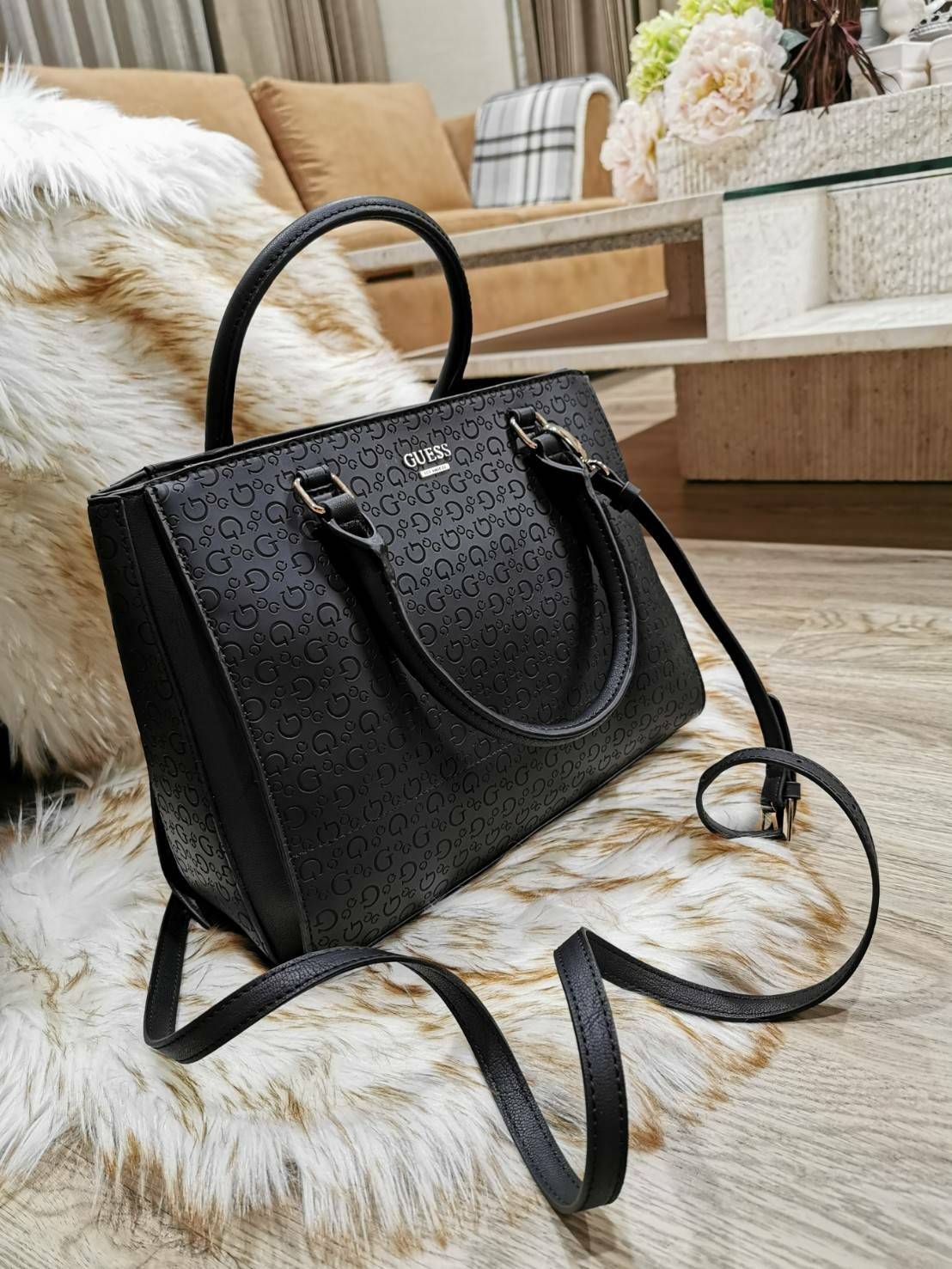 GUESS SINGNATURE SHOPPER BAG กระเป๋าถือหรือสะพายรุ่นล่าสุดจาก GUESS FACTORY หนังสวยอยู่ทรงปั้มลาย Singnature Brand รอบใบ ด้านหน้าประดับโลโก้แบรนด์ หูหิ้วเเข็งเเรงพับลงได้ เปิดปิดด้วยซิปสะดวกใช้ ขนาดกำลังดี ภายในมีช่องซิปและช่องใส่ของ กว้างและจุ น้ำหนักเบา