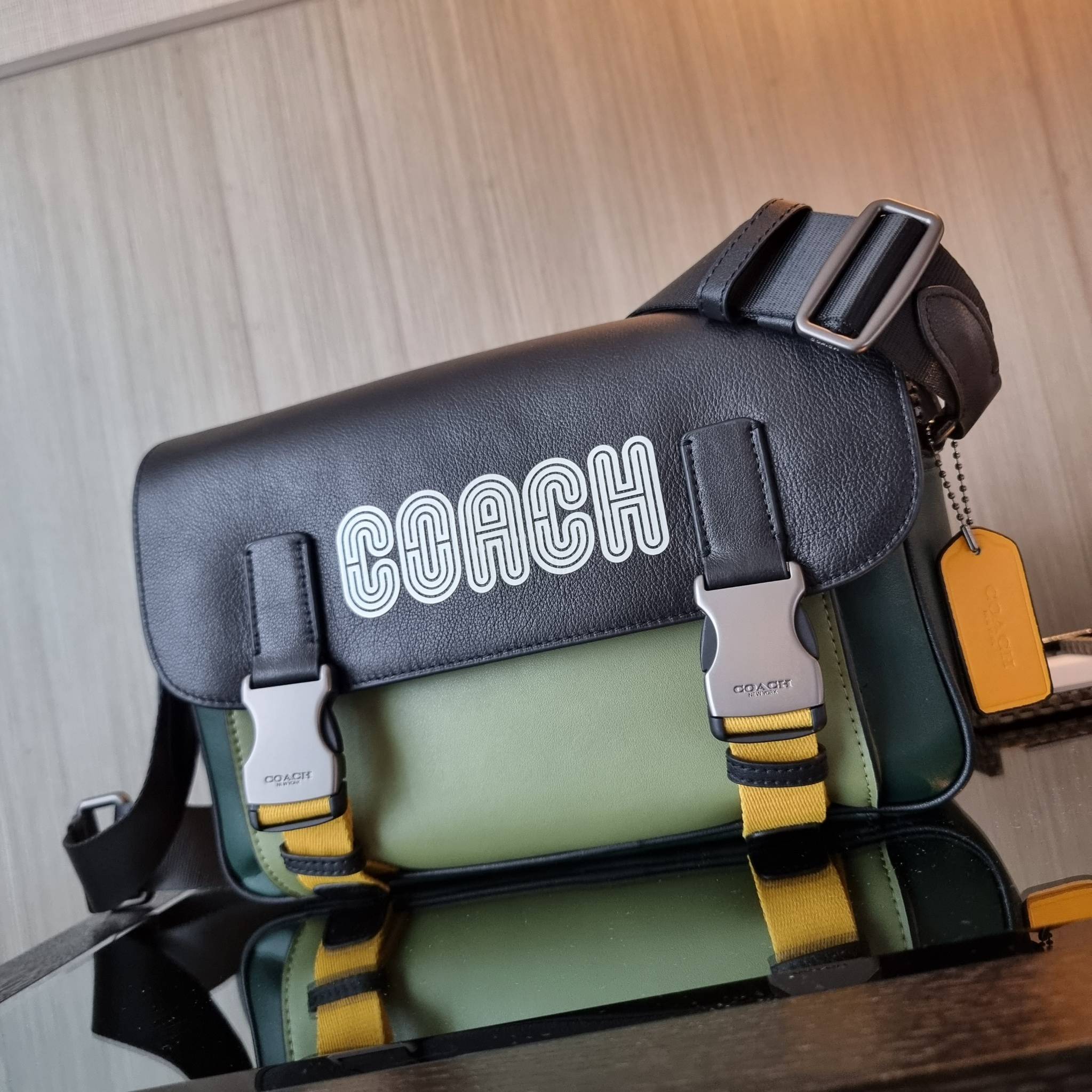 COACH TRACK CROSSBODY IN COLORBLOCK WITH COACH PATCH C6657 C8128 หล่อบอกต่ออีกหนึ่ง กระเป๋าสะพายทรงแมสเซ็นเจอร์ รุ่นเอาใจหนุ่มๆ ที่สาวๆก็อยากใช้!! ด้วยดีไซน์สีคัลเลอร์บล็อคที่โดดเด่น ทำให้ดูน่าใช้งาน วัสดุหนังแท้ สวยคมซ่อนหรู ฝากระเป๋ามีตัวล็อคแน่นหนา เปิ