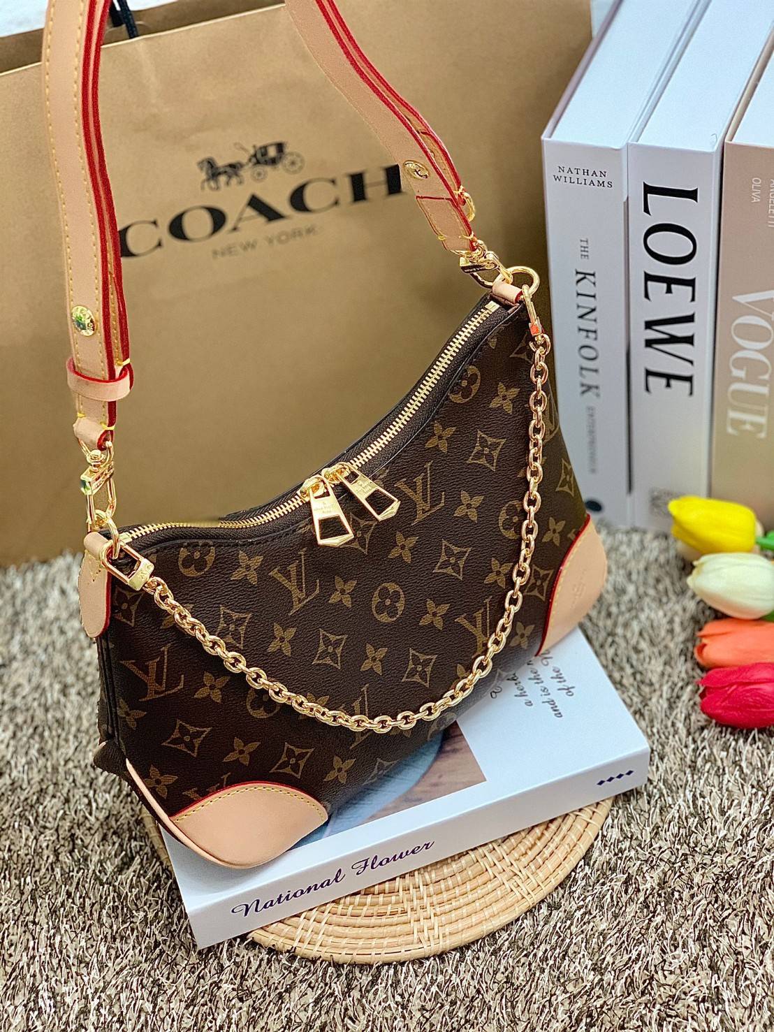 รุ่นฮิตปี2021 สะพายได้ทั่วโลกค่ะ!! LOUIS VUITTON BOULOGNE M45832 พร้อมส่ง! LV PREMIUM GIFT ตปท.!! กระเป๋าหิ้ว//สะพายข้างได้ หนังแกะ ทรงสวยมากๆค่ะ เปิดปิดกระเป๋าแบบซิปคู่ อะไหล่ทองแววหรูหรามากๆ