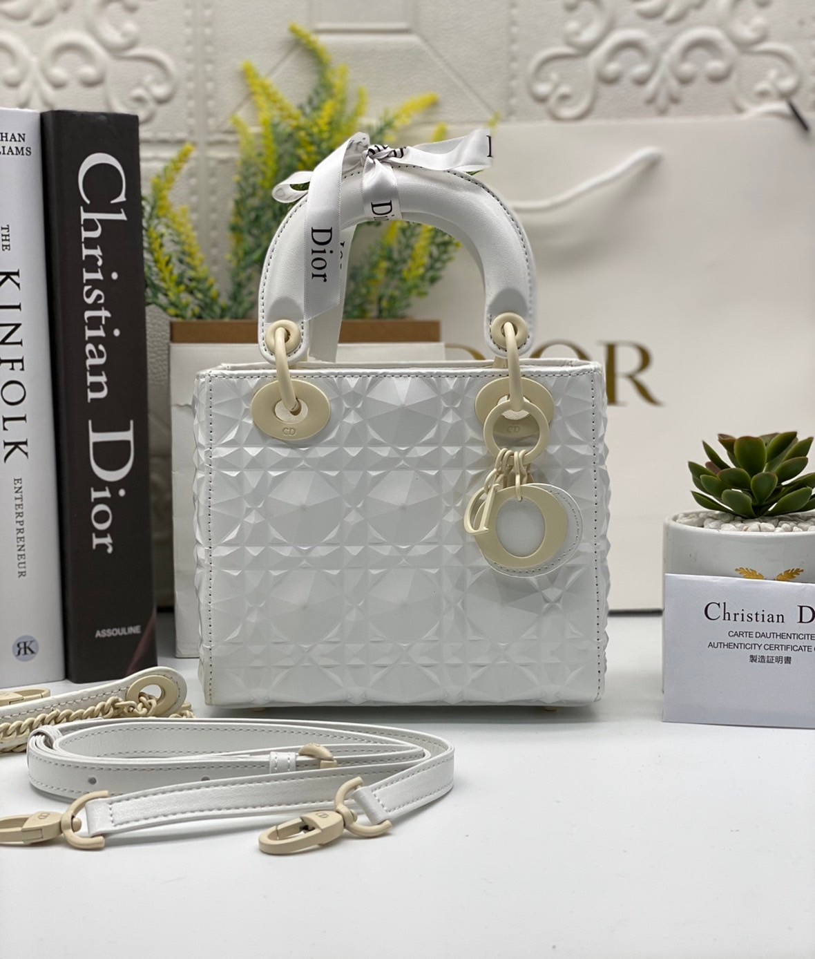 หนังแท้ DIOR LADY BAG 17cm ไซส์เล็กขนาดกำลังน่ารักเลยค่ะ งานออริหนังแท้ทั้งใบปั้มลายรุ่นใหม่ล่าสุด ความสง่างามอีกหนึ่งรุ่นของ Dior รูปทรงสีเหลียม ขนาดกระทัดรัด ตั้งอยู่ทรง ฐานกระเป๋าแข็งแรง มีหมุดรองฐาน ดีไซน์ที่มีเอกลักษณ์เฉพาะตัว ด้านหน้าตกแต่งด้วยตัวอั