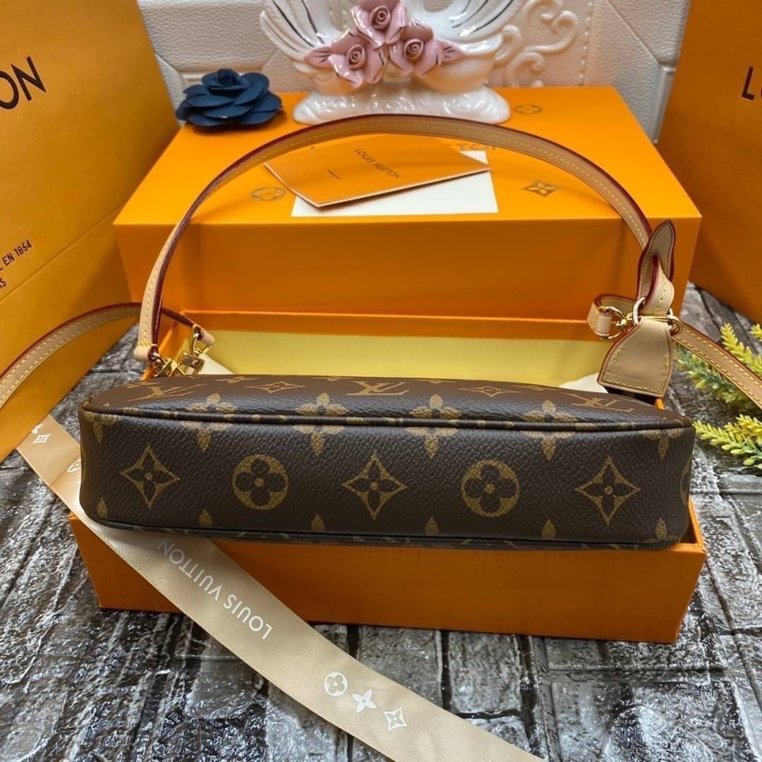 หนังแท้ LOUIS VUITTON POCHETTE น้องน่ารักน่าใช้มากๆ กระเป๋าหิ้ว//คล้องไหล่//สะพายข้าง//หรือถือแบบคลัท ชิลๆได้เลยค่า หนังแกะแท้นิ่มสวย เปิดปิดกระเป๋าแบบซิป ภายในสามารถใส่กระเป๋าเงินใบกลางได้; มือถือได้;พาสปอร์ตได้;ของจำเป็นจุกจิกสาวๆได้เยอะเลยนะคะ;พร้อมช่อ