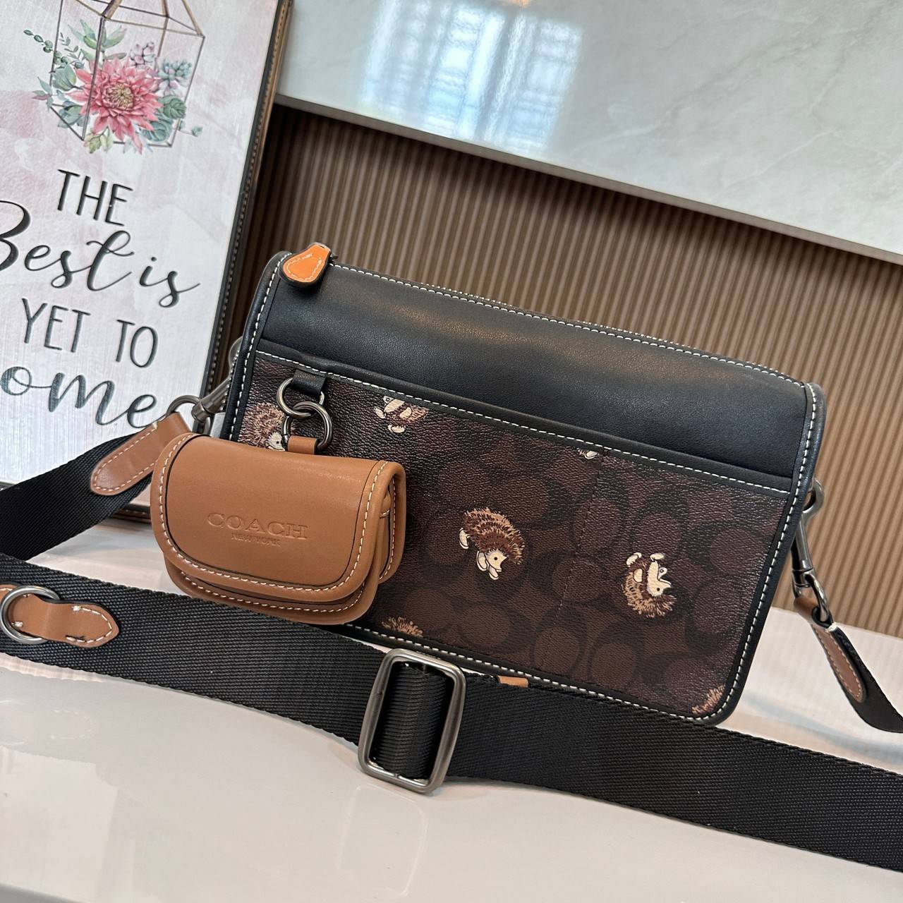 Coach Heritage Convertible Crossbody In Signature Canvas With Creature Print( cc131) กระเป๋าไฮบริดแบบถอดได้รุ่นใหม่ หล่อเท่ส์ สะพายสามารถสะพายทำงานดูดีสุดๆคะ มาพร้อมกระเป๋าใบเล็กห้อยสุดเก๋ วัสดุแคนวาสตัดขอบหนังแท้ เปิด ปิดด้วยซิป ซับในผ้า ด้านนอกกระเป๋าเป