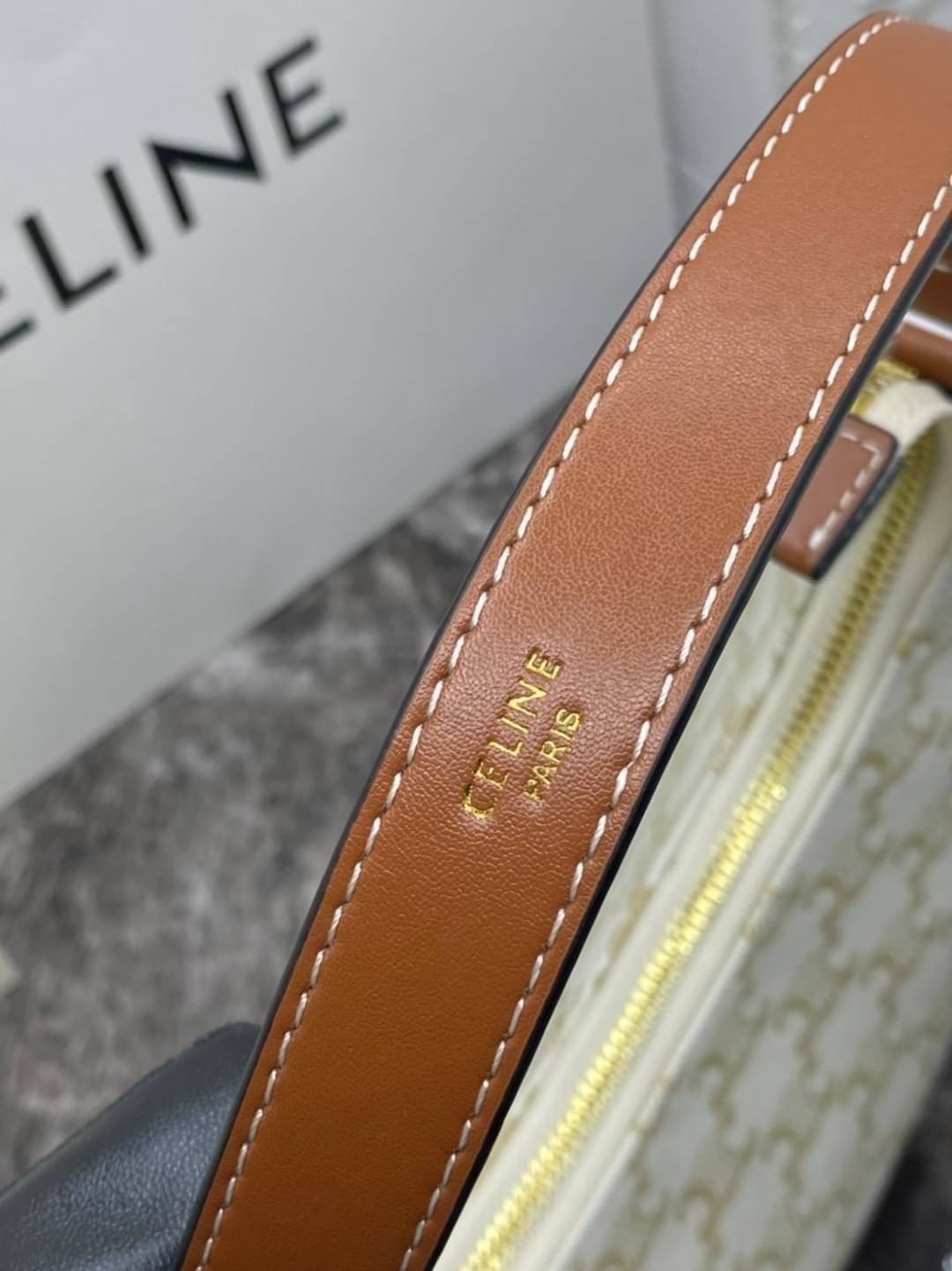 หนังแท้ CELINE AVA / CELINE Vintage Classic Ava bag 1 ใน คอลเลคชั่น “Triomphe Canvas” มาพร้อมสายสะพายไหล่ที่ปรับความยาวได้ และเนื่องจากช่วงล่างของกระเป๋ามีขนาดใหญ่กว่าช่วงบน จึงทำให้ไม่เสียทรงเมื่อเราใส่สิ่งของอย่างกระเป๋าสตางค์หรือโทรศัพท์มือถือ หากดูภาพ