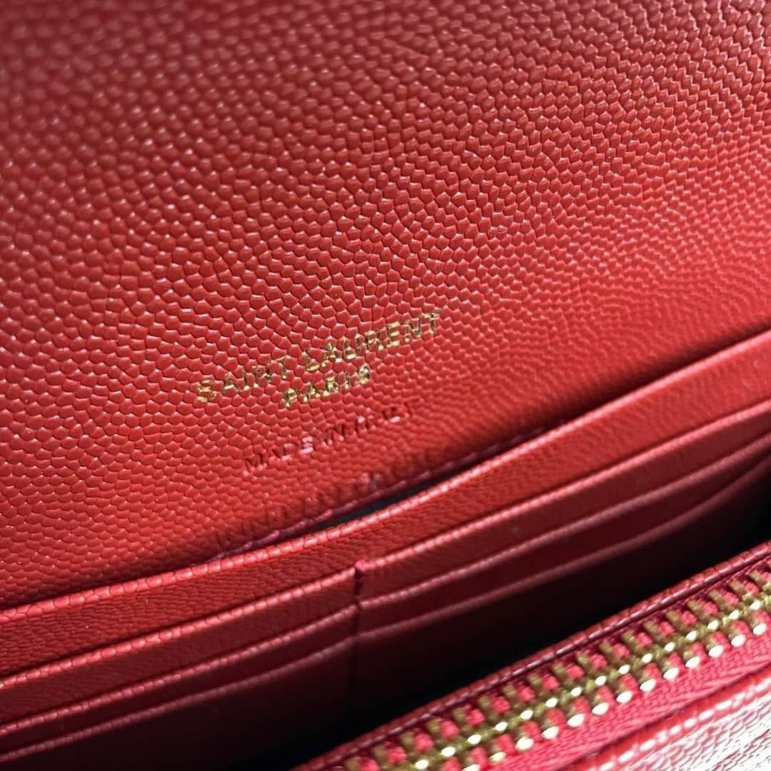 หนังแท้ YSL Yves Saint Laurent Envelope WOC 7.5” รุ่นฮอตปรอทแตก ทรงฐานตั้งได้ เป็นการดีไซน์กึ่งกระเป๋าสตางค์ ที่มาพร้อมสายสะพายยาว (เป็นสายโซ่ที่ต่อกับหนัง) สายถอดได้ (ปรับระดับไม่ได้) ถือเป็นคลัชก็สวยมากเลยค่ะ เป็นอีกหนึ่งรุ่นที่ให้ความรู้สึกเรียบแต่โก้ห