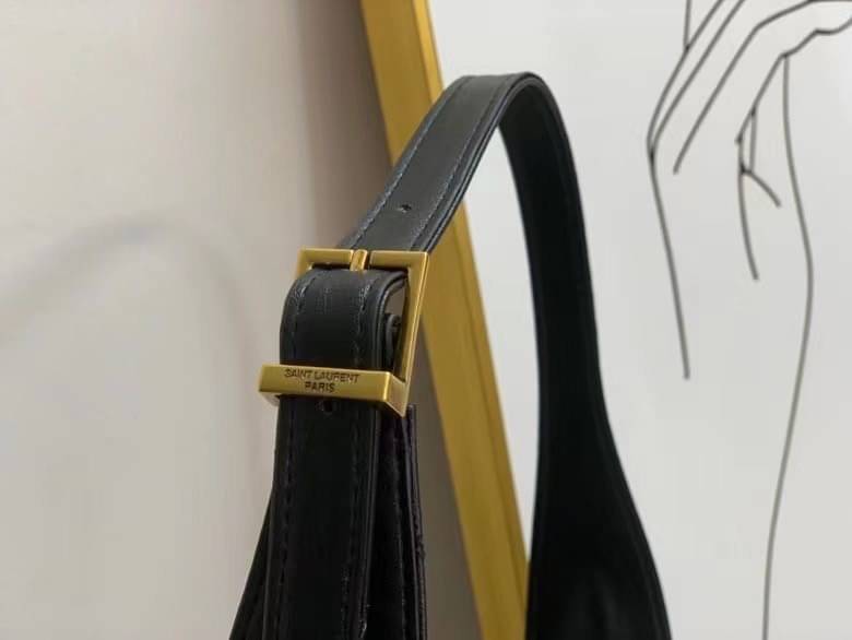 YSL Le 5 a soft hobo bag / YSL Tote 2022 มาใหม่มากก พร้อมส่งที่นี่ที่เดียวเลยค่า กระเป๋าที่สาวๆ ตามหากันหนักจริงๆ ตามรอยคุมโรเซ่ไปเลยค่าา งานเกรดออริจินอล หนังซอร์ฟสวย ภาพสินค้าถ่ายจากงานขายจริง ใช้งานต่างประเทศได้