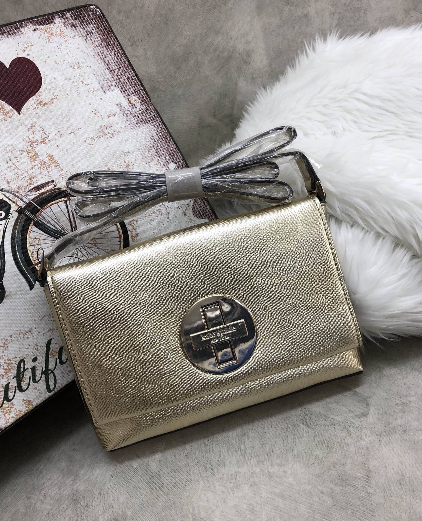 New in !!! รุ่นหายาก Kate spade new york crossbody bag พร้อมส่งค่ะ กระเป๋าสะพายข้างแบบครอสบอร์ดี้ วัสดุหนังซาฟเฟียโน่ ทรงเก๋ เปิดปิดกระเป๋าแบบตัวล็อคอะไหล่แบรนด์ทองหรูมากๆ ด้านในโล่ง ใส่มือถือ i6,6splus,7,7plus,8,plus,iX,สมุดธนาคาร บอกเลยได้เยอะจ้าา มีช่อ