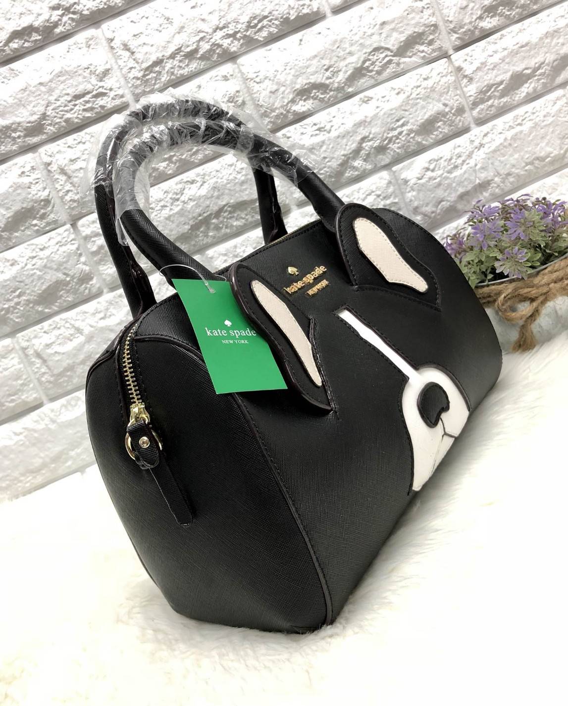 New arrival. Kate spade new york women’s bag 2018 พร้อมส่งรุ่นใหม่ล่าสุด กระเป๋าถือหรือสะพายข้างทรงหมอน มีมาให้เลือกถึง 4 ลาย ด้านหน้าติดโลหะโลโก้แบรนด์ตัวใหญ่ อะไหล่ทอง เปิดปิดกระเป๋าแบบซิป ภายในโล่ง กว้าง ใส่ของจุ มีช่องซิปหนึ่งช่อง ช่องเล็กสองช่อง ด้าน