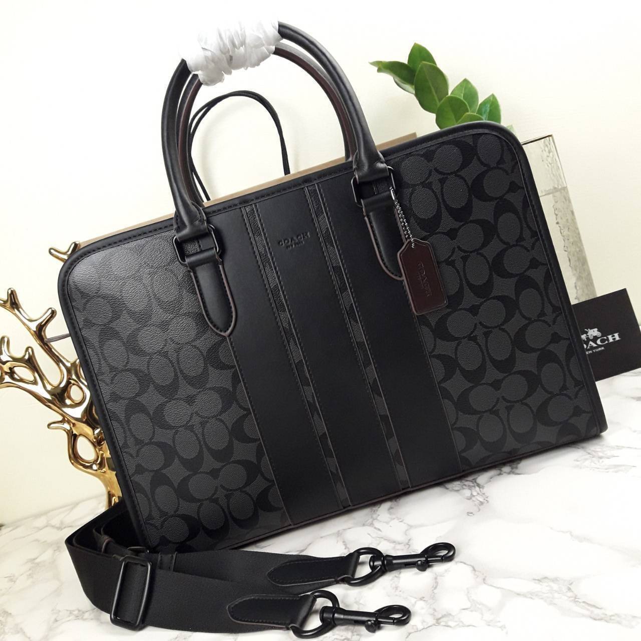 COACH BOND BRIEF IN SIGNATURE CANVAS (COACH F23212)🍁 หนุมๆสาวๆ สาวก Unisex พลาดไม่ได้เลย ลุยงานได้จริง รุ่นนี้เลย//วัสดุแคนวาส ผสมกับหนังแท้ คุณภาพ ทนทาน หนาแน่น ใส่เอกสาร ใส่โน๊ตบุ๊ค ลุยงานได้แบบ Real life จริงๆ ฟังก์ชั่นครบมาก >>มีสายสะพาย