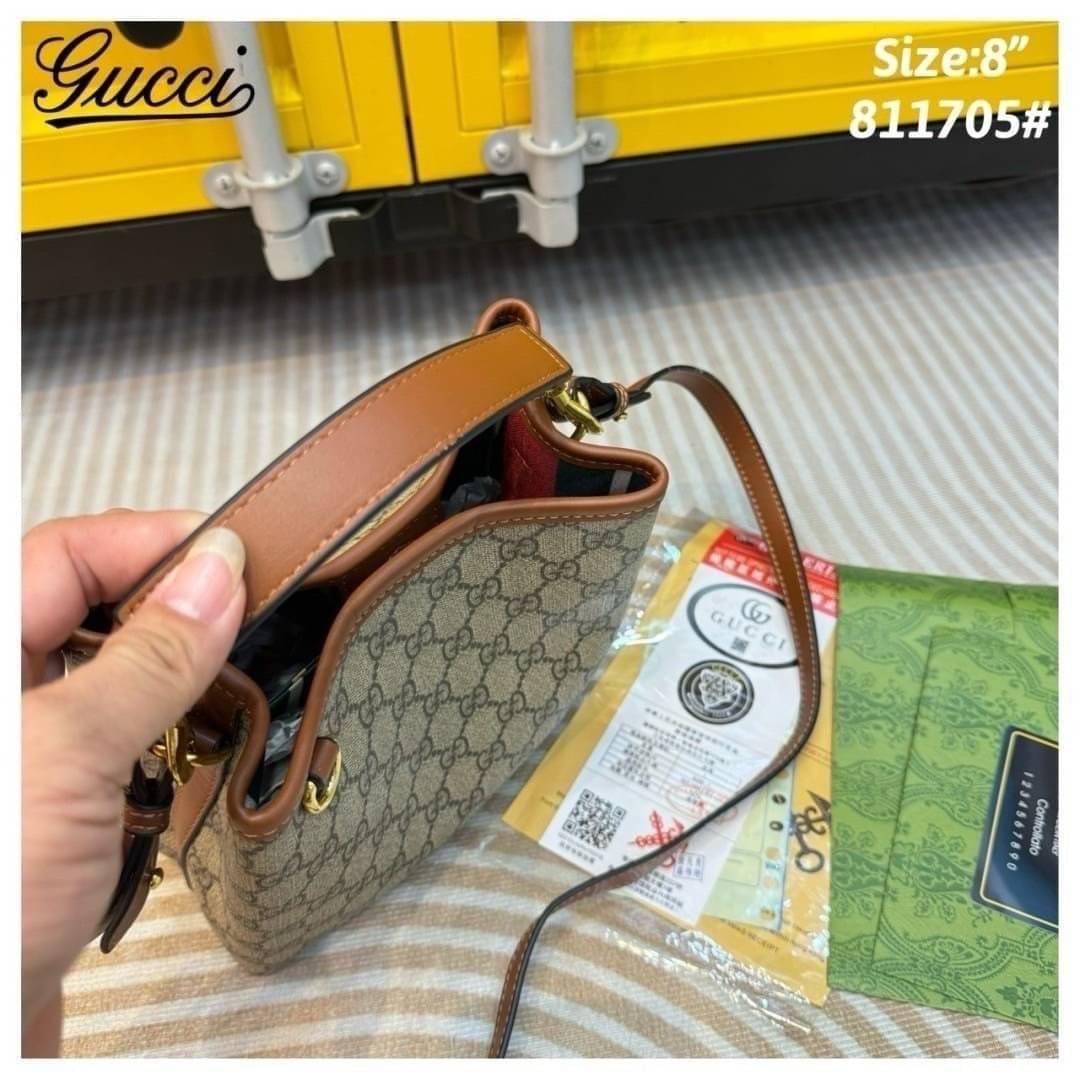 GUCCI GG Emblem mini bucket bag กระเป๋าทรงบัคเก็ตวินเทจงานแบรนด์หรู รุ่นใหม่ล่าสุด ดีไซส์สวยใช้งานง่าย ภายในโล่งกว้าง จุของได้เยอะ ถือหรือสะพายก็สวย Must Have!! เลยค่ะ