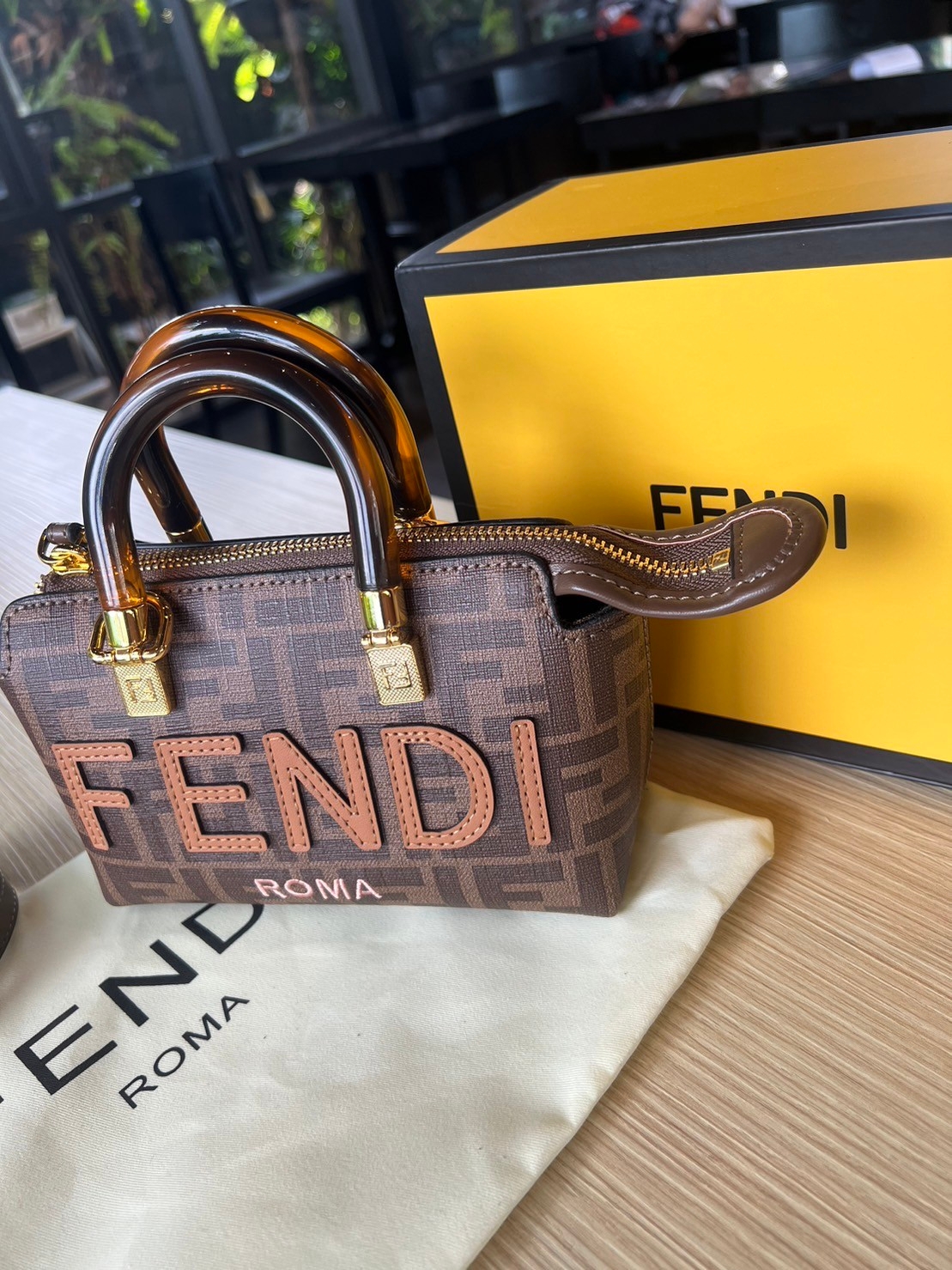 FENDI By The Way Mini Small brown FF fabric Boston bag / FENDI Bag พร้อมส่ง กระเป๋าสะพายใบเล็ก ผลิตจากผ้าแจ็คการ์ดลาย FF เป็นเอกลักษณ์ **สินค้าเกรดออริจินอล 1:1 สลับแท้