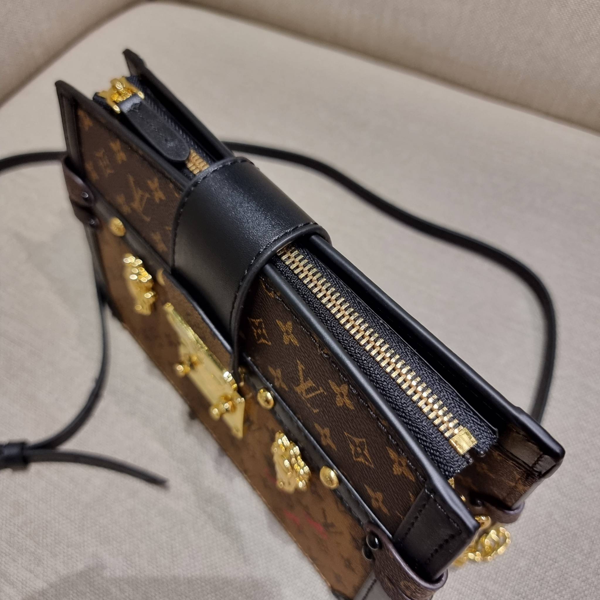 LOUIS VUITTON TRUNK CLUTCH Monogram / LV TRUNK CLUTCH กระเป๋าสะพายกึ่งคลัทช์ ทรงสวย ที่สาวๆเรียกร้อง วัสดุหนังแคนวาส ดีไซน์ทุกอย่างได้ลงตัว หรูหรา ปากกระเป๋ามีสายคาดล็อค และช่องซิปปิด ภายในแบ่งสัดส่วนไว้ดีมากๆ มาพร้อมสายสะพายโซ่สลับหนัง ที่ถอดออกได้ พกเป็