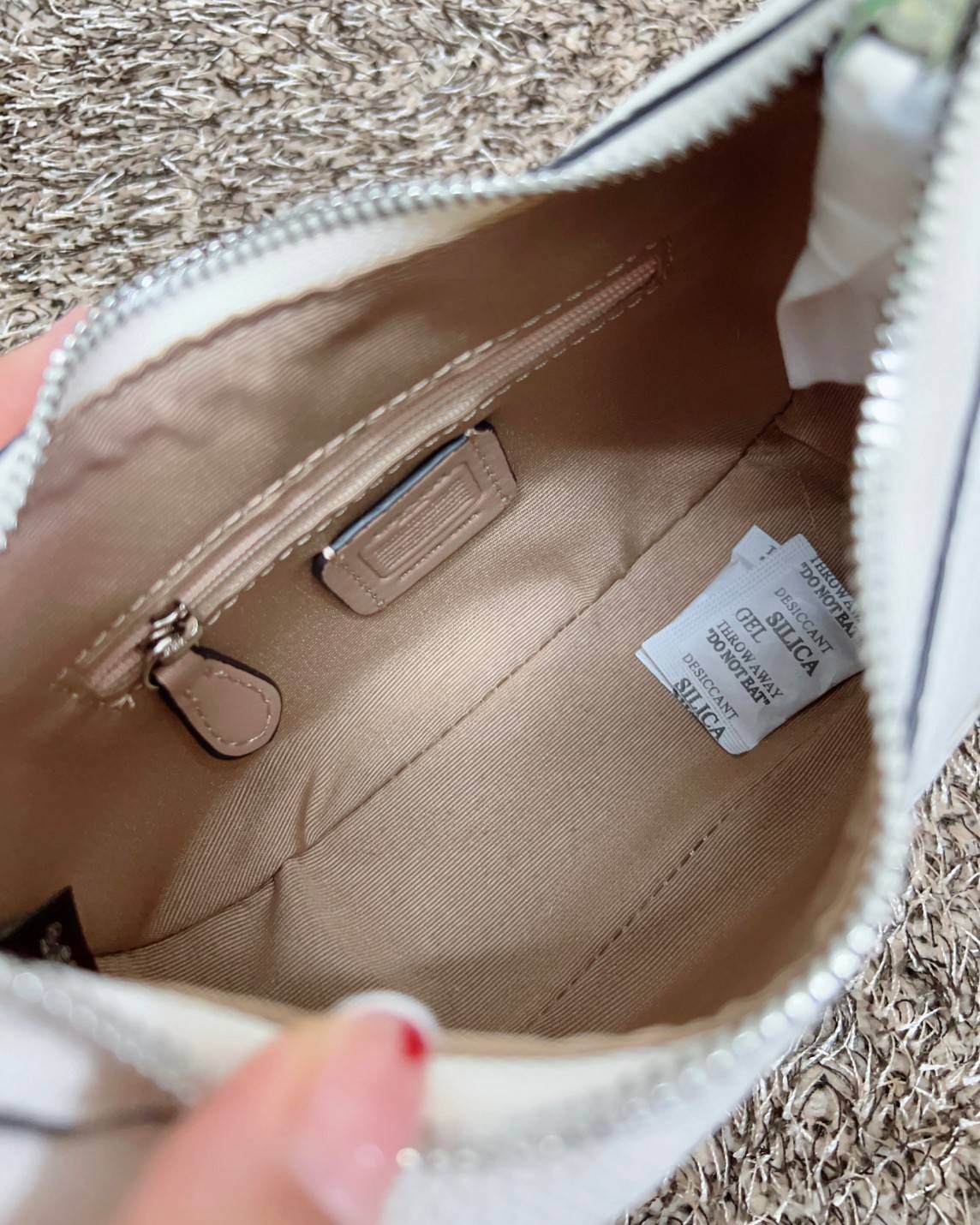 COACH CARMEN MINI CROSSBODY BAG กระเป๋ารูปทรงพระจันทร์โค้งมน น่ารักน่าใช้มากๆ!! เกรดท็อปออริ เกรดดีสุด สลับแท้ 1:1 ใช้ต่างประเทศได้