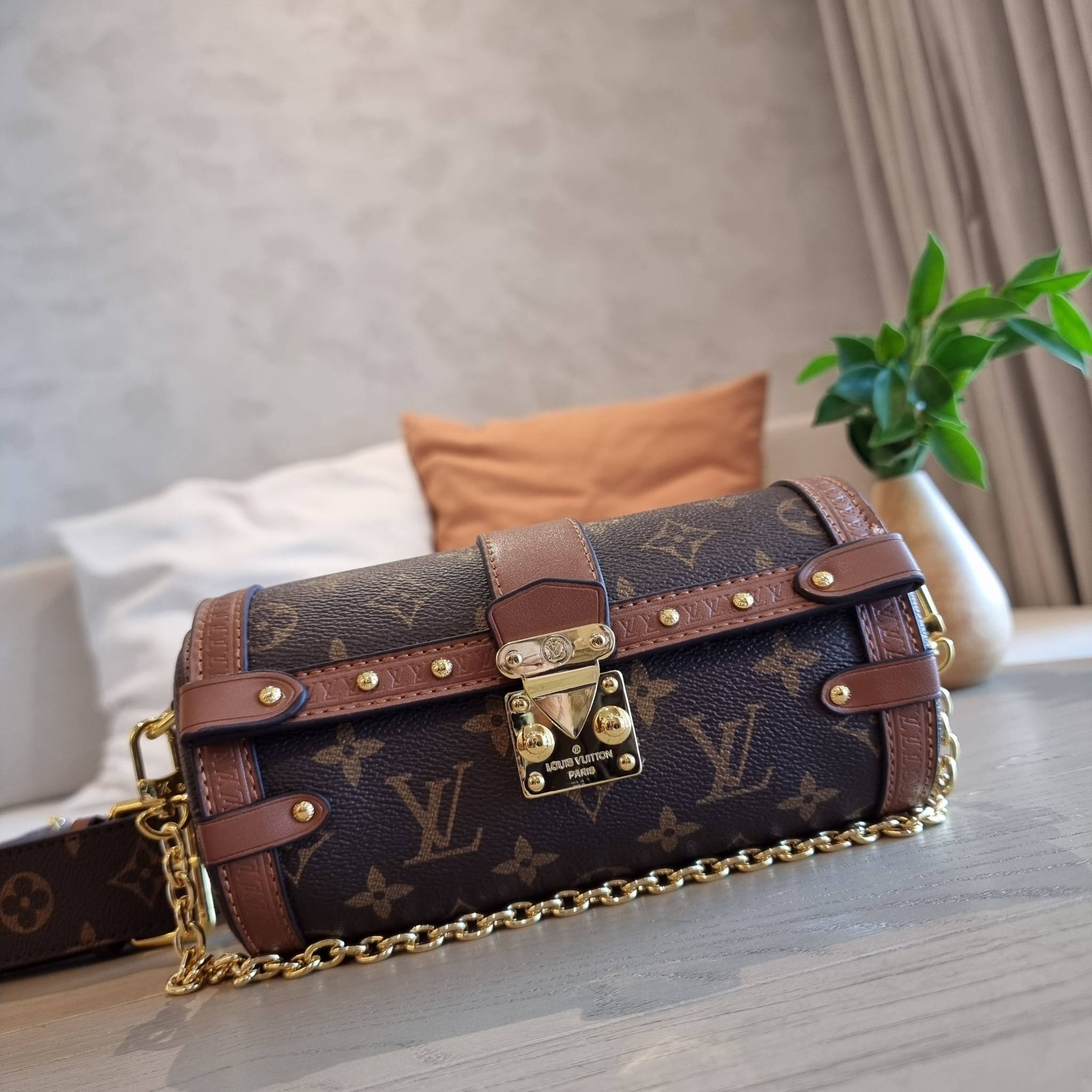 LV PAPILON TRUNK BAG กระเป๋าทรงสวย ดีไซน์หรู ไม่เหมือนใคร มีสายมาให้ 2 เส้น สายโซ่และสายหนังสปอร์ตเส้นใหญ่ วัสดุหนังแคนวาส เปิดปิดด้วยตัวกดล็อค ภายในโล่งกว้าง ใส่ของได้สบายๆที่สำคัญ ใบจริงสวยสุดคุ้ม งานหายาก ที่ไม่อยากให้สาวๆพลาดกันจ้า มาพร้อม box set ให้