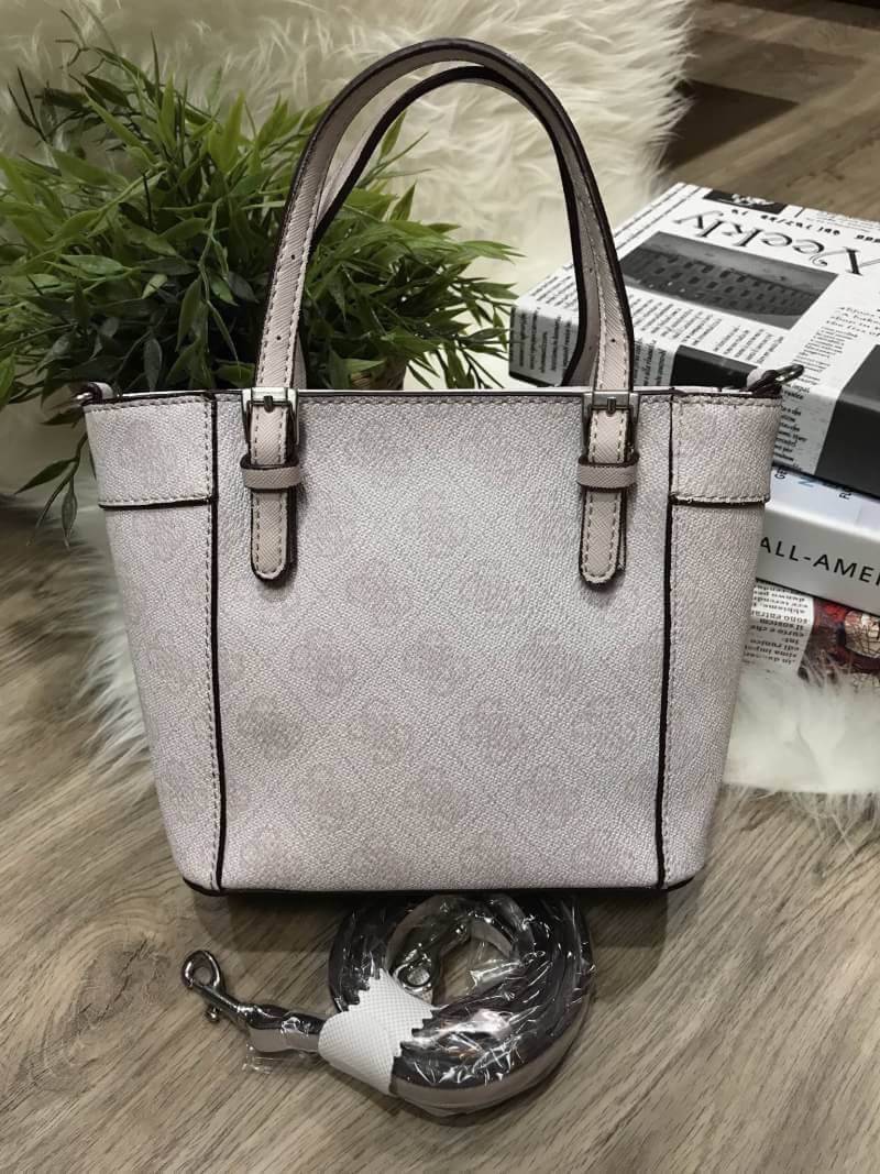 GUESS SAFFIANO MINI CROSS BODY BAG กระเป๋าถือหรือสะพายรุ่นใหม่ล่าสุดจาก GUESS หนัง Saffiano ลาย GUESS สวยหรูอยู่ทรงสไตล์ PRADA ขนาดกำลังดี น้ำหนักเบา ด้านหน้าประดับโลโก้แบร์น พร้อมพวงกุญแจโลโก้แบรนด์ห้อยที่หูกระเป๋าสามารถถอดเเยกใช้ได้ เปิดปิดด้วยซิปสะดวกใ