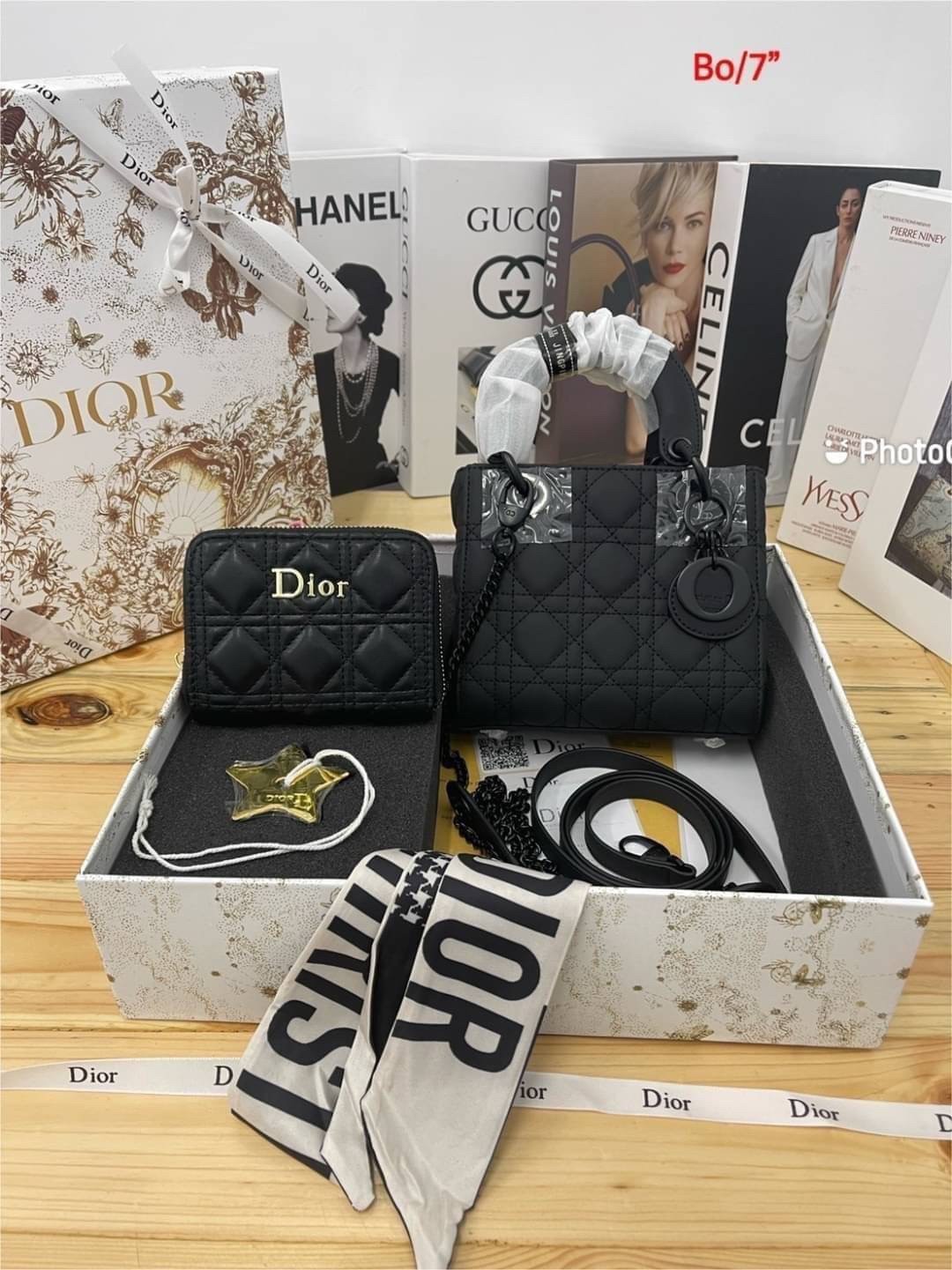 DIOR SET BAG / DIOR CD LADY BAG / CD LIMITED EDITION GIFT BOX WITH GOLD STAR BOUTIQUE SET พร้อมเสิร์ฟครบชุด น่ารักมากค่ะ ดีไซน์เรียบง่าย แต่แฝงไปด้วยความหรูหรา ทรงกล่องคลาสสิค