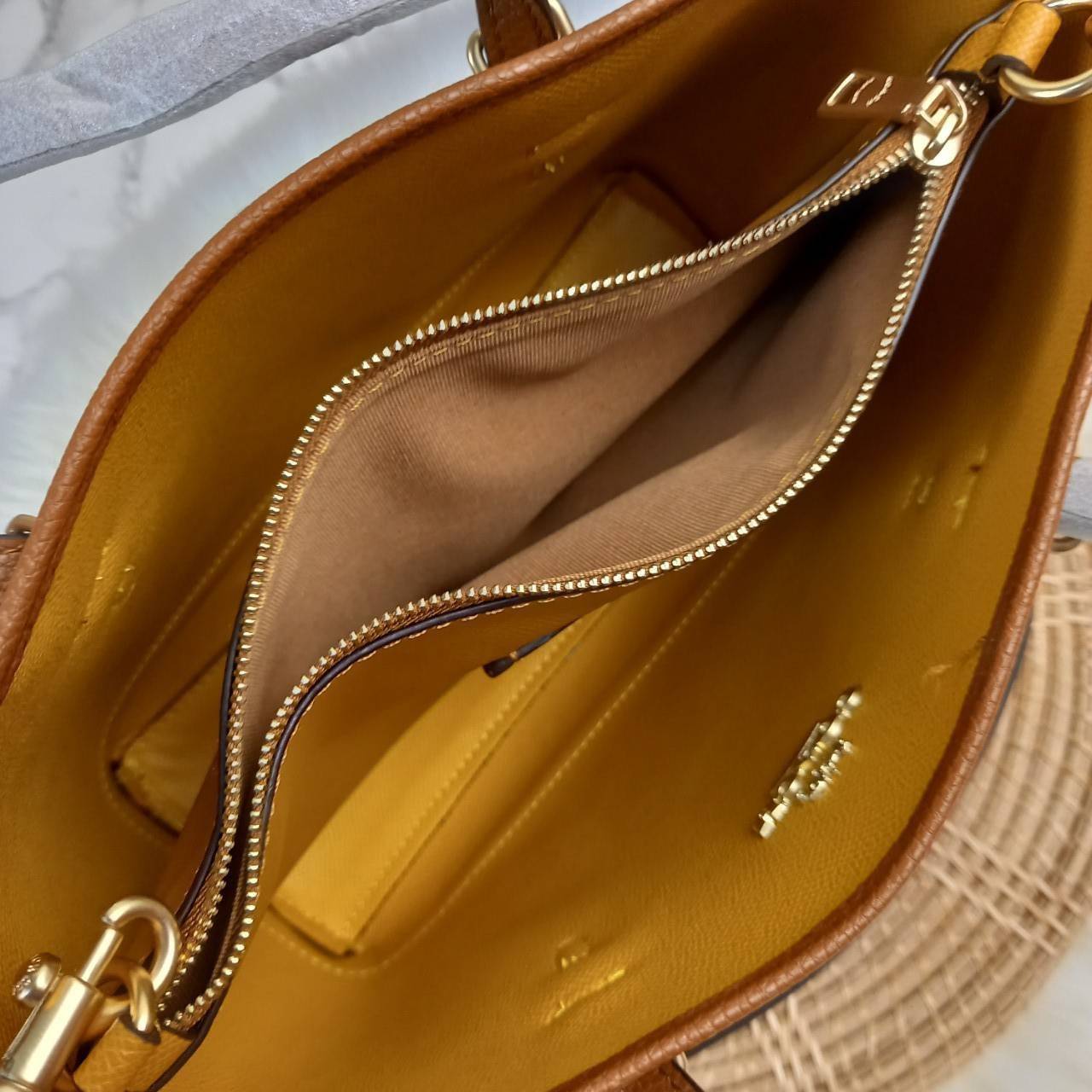 เอาอีกแล้วนะยูวว สวยน่ารักเบอร์นี้ COACH MOLLIE 25 TOTE IN SIGNATURE JACQUARD WITH STRIPES (C4086)🌺รีบมาสวยก่อนใครที่นี่เลย🤩🌈//กระเป๋าถือ กระเป๋าสะพาย ทรง TOTE ขนาดน่ารักกำลังดี ดีไซน์ใหม่ ลวดลายโดดเด่นสะดุดตา//วัสดุJACQUARDทอลาย ผ