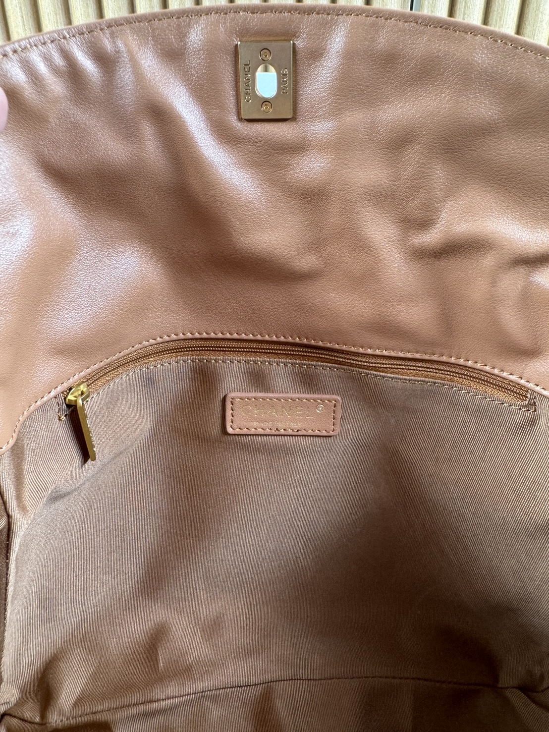 25cm CHANEL HOBO HANDBAG Shiny Leather & Gold-Tone Metal Camel กระเป๋าทรงโฮโบ งานหนังเต็มใบ เกรดออริ สลับแท้ 1:1 ใช้งานต่างประเทศได้