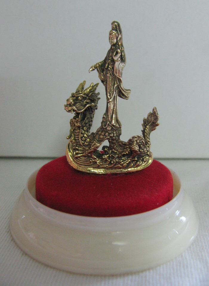 สินค้าหมดค่ะ องค์เจ้าแม่กวนอิมทรงมังกรเนื้อทองเหลืองครอบแก้วใส(บูชาหน้ารถ)พร้อมใบคาถา แก้ชงปีวอก ปี2559ค่ะ