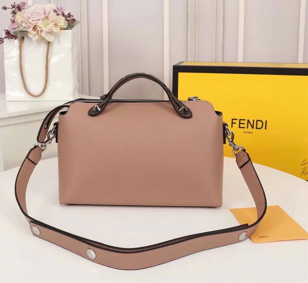 FENDI by the way small เกรดออริจินอล กระเป๋าถือ/สะพายข้างทรงหมอน รุ่นตามหา วัสดุหนังสวย มาพร้อมสายสะพายถอดออกได้ ใช้วันไหนๆกับชุดไหนๆได้หมดเลยทีเดียว อีกหนึ่งรุ่นที่ต้องแนะนำนะคะ