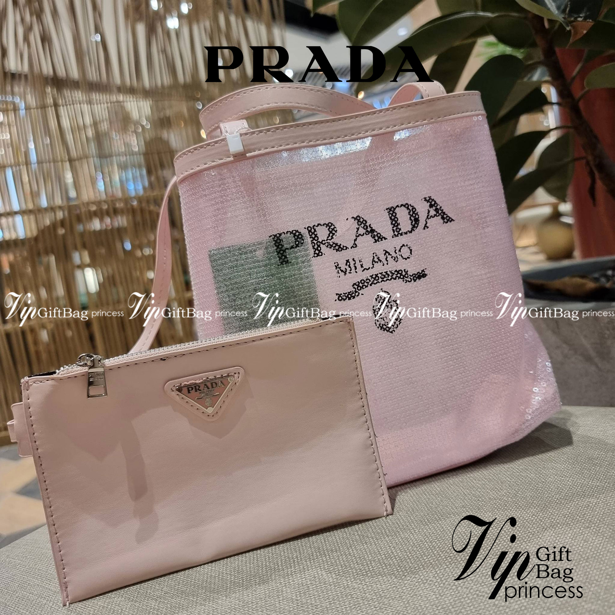 PRADA SMALL SEQUINED MESH TOTE BAG เอาใจสายแฟอีกครั้ง!! กระเป๋าทรงโท้ท ขนาดเล็ก ที่มีดีเทลฝีมือ ด้วยการเรียงร้อยแผ่นเลื่อมเป็นตาข่ายรอบใบ ตัดขอบด้วยหนังสังเคราะห์ พิเศษพร้อมใบลูกให้ด้วย ทรงใช้งานง่าย ภายในโล่งกว้าง ถือไปเรียน ไปเที่ยว ไปทำงาน พกพาง่ายสุดๆ