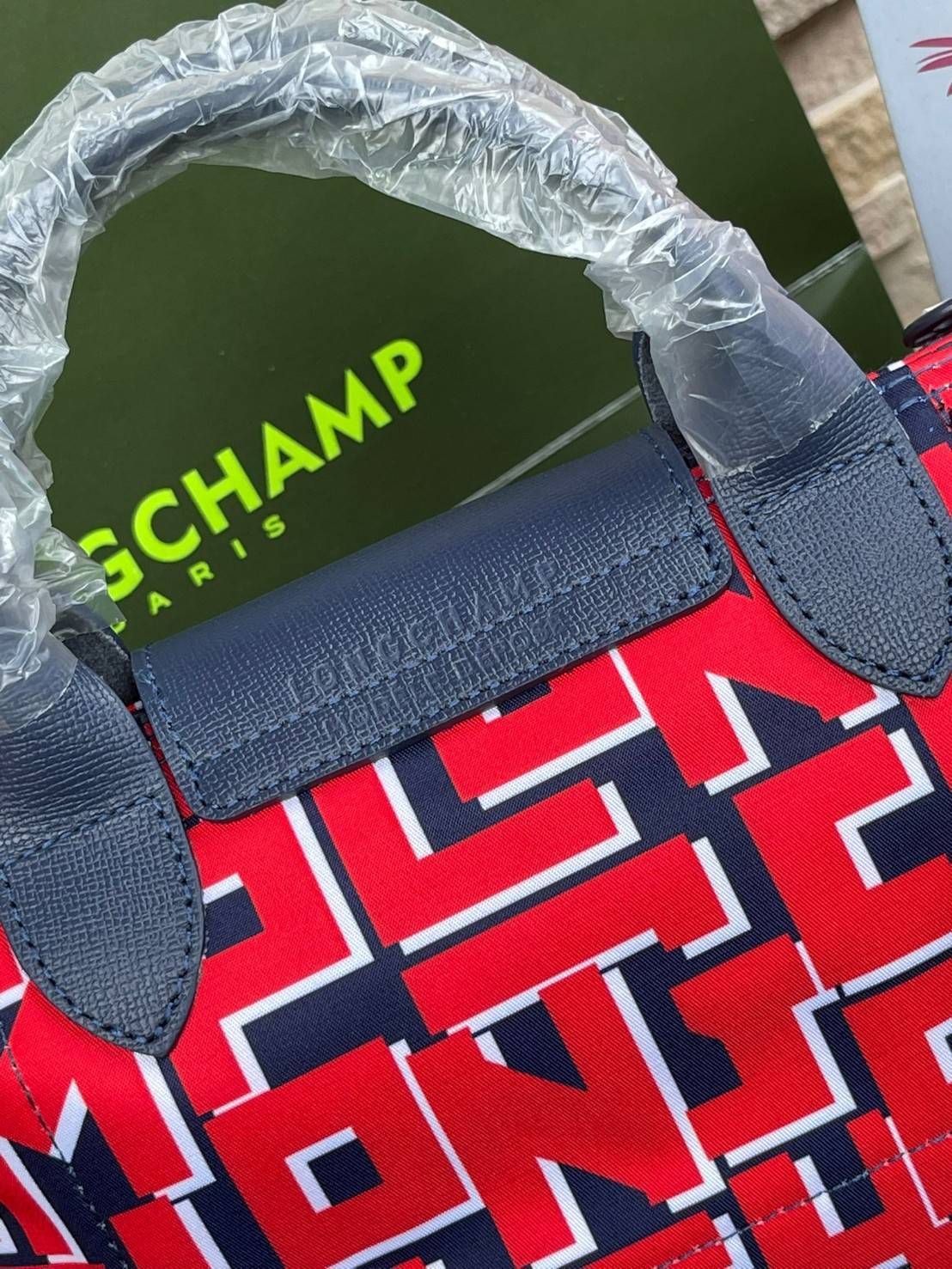 LONGCHAMP LE PLIAGE COLLECTION TOP HANDLE BAG XS พบกับคอลเลคชั่นใหม่ล่าสุด มีดีไซน์ที่เรียบหรูและคลาสสิก แฝงด้วยลูกเล่นแบบเฟมินีน แถมยังมีน้ำหนักเบาอย่างไม่น่าเชื่อ มาพร้อมกับหูจับกระเป๋าคู่และฝาปิดแบบกระดุม กระเป๋าถือใบนี้สามารถใช้ถือแบบทั่วไป มีสายสะพาย