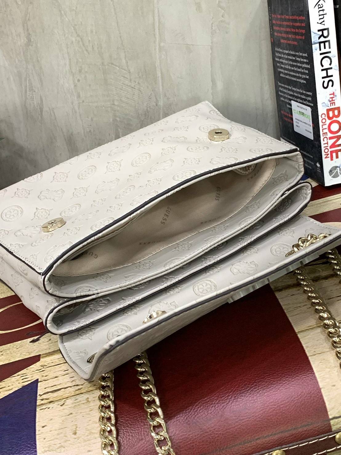 💕GUESS JANELLE CONVERTIBLE CROSSBODY BAG กระเป๋าสะพายข้างรุ่นใหม่ชนช้อปจากGuess สะพายได้ทั้งสายคู่และสายเดี่ยว สายสะพายโซ่ต่อหนังไม่เจ็บบ่า โลโก้ด้านหน้าตัวนูนเด่นชัด วัสดุหนังpu ลาย signature รอบใบ เปิดปิดด้วยกระดุมแม่เหล็กและซิป ภายในมีช่องซิปให