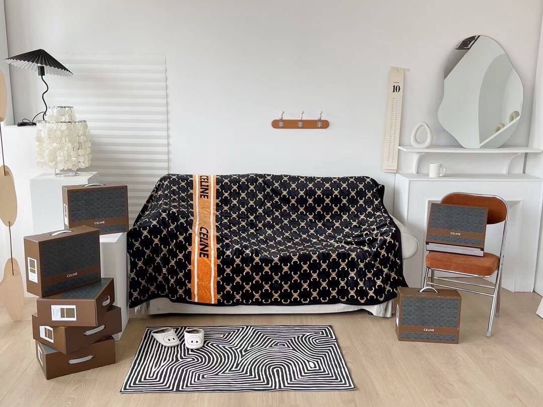 VIP GIFT 】Best Gift! Celine Blanket พร้อมส่งไอเท็มแนะนำ ผ้าห่มนุ่มนิ่ม ขนปุยๆๆ สบายผิวมาก เนื้อผ้านิ่มฟูนุ่มใช้ได้ทุกโอกาส ขนาดกำลังดี พกพาสะดวก สามารถพกไว้ใช้ในรถ ใช้ในออฟฟิศได้ จะซื้อใช้เองหรือมอบเป็นของขวัญก็ดูดีพร้อมส่งที่ไทย ราคาสุดคุ้มไม่ต้องรอพรีฯ 