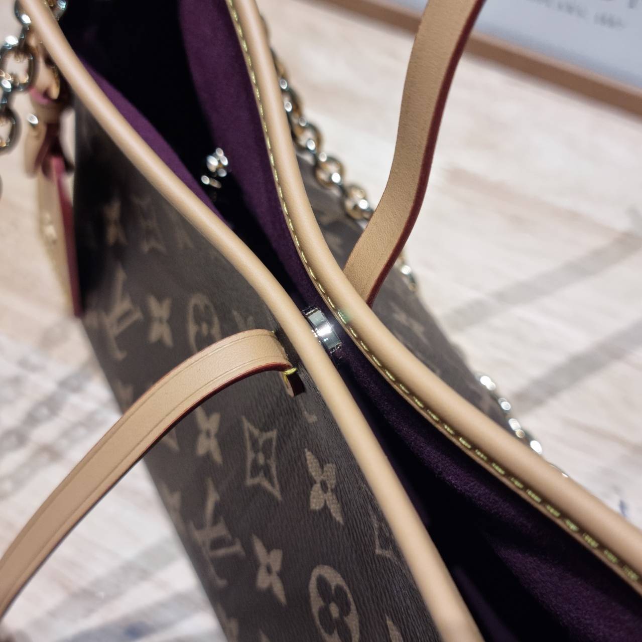 LV CARRYALL BB ใหม่ล่าสุด รุ่นลิมิเต็ดที่สาวๆตามหา จากเคาน์เตอร์ dutyfree ซึ่งเป็นดีไซน์ใหม่ 2025 กระเป๋าสะพายไหล่ทรงสวย ดีไซน์เรียบง่ายคลาสสิค หรู ดูผู้ดี รูปทรงใช้งานง่าย