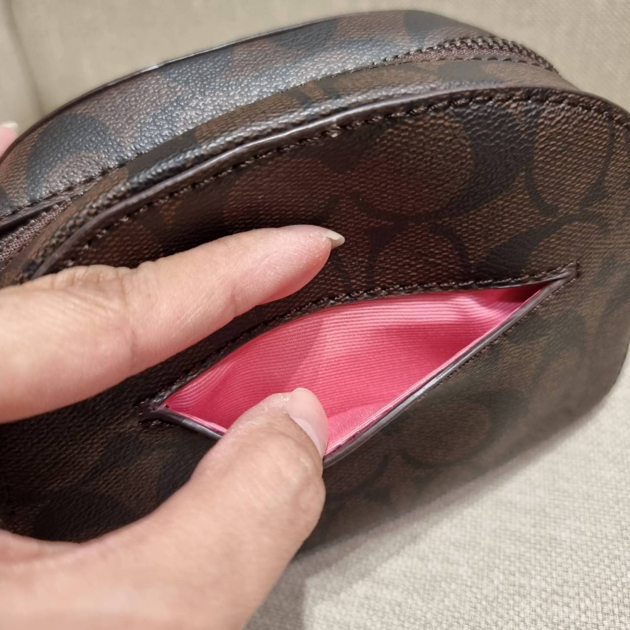 COACH 2628 MINI SERENA CROSSBODY IN SIGNATURE CANVAS ใหม่ที่สุด!! พร้อมส่งทุกสีเด็ด!! ย่อส่วนกระเป๋าสะพายคอลเลคชั่นยอดฮิต มินิเซเรนา ที่รับรองว่าน้องน่ารักม้ากกก!! ขนาดเล็กกุ๊งกิ๊ง แต่ดีเทลยิ่งใหญ่ วัสดุหนังแคนวาสเคลือบลาย เปิด-ปิดด้วยซิป สะดวกใช้ ภายในเป