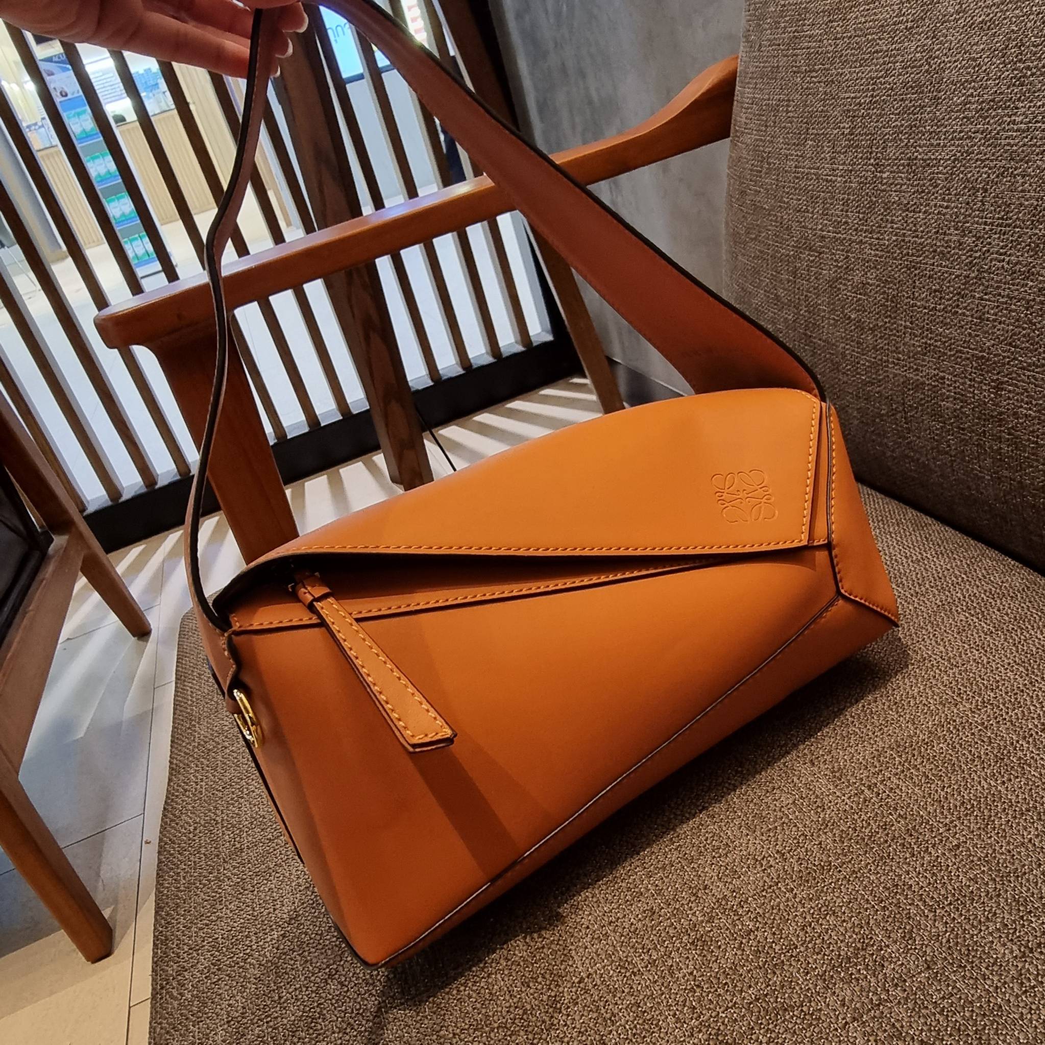 LOEWE PUZZLE HOBO BAG ใหม่ล่าสุด กับแบรนด์ที่มีดีไซน์โดดเด่นเป็นเอกลักษณ์ สวยหรูทุกรุ่นจริงๆ!! กระเป๋าสะพายโฮโบ ทรงสวย สไตล์พัซเซิลคลาสสิค วัสดุหนังวัวฟอกสี นิ่มมือ ฟินมาก!! เปิดใช้งานด้วยซิป ที่ภายในโล่งกว้าง ใส่ของสำคัญได้ครบไม่มีพลาด แบบสบายๆ มาพร้อมสา