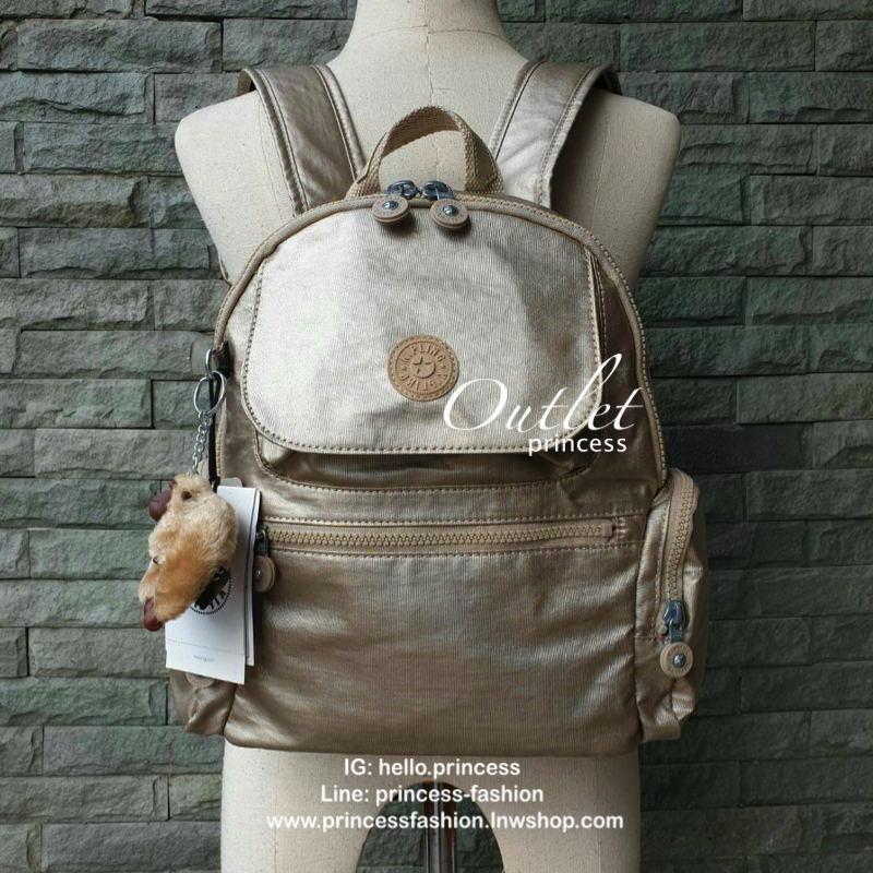 Kipling Matta Small Metallic Backpack รุ่น KI1490 คอลเลคชั่นใหม่ชนช้อป!!กระเป๋าเป้ขนาดกำลังดี วัสดุไนล่อนเคลือบกันน้ำ มีน้ำหนักเบา มีช่องเก็บของหลายช่อง แบ่งเป็นช่องด้านหน้า 2 ช่องและด้านข้างอีก 2 ช่อง ช่องใหญ่ปิดเปิดด้วยซิปคู่ภายในมีช่องซิป ช่องใส่ของจุก