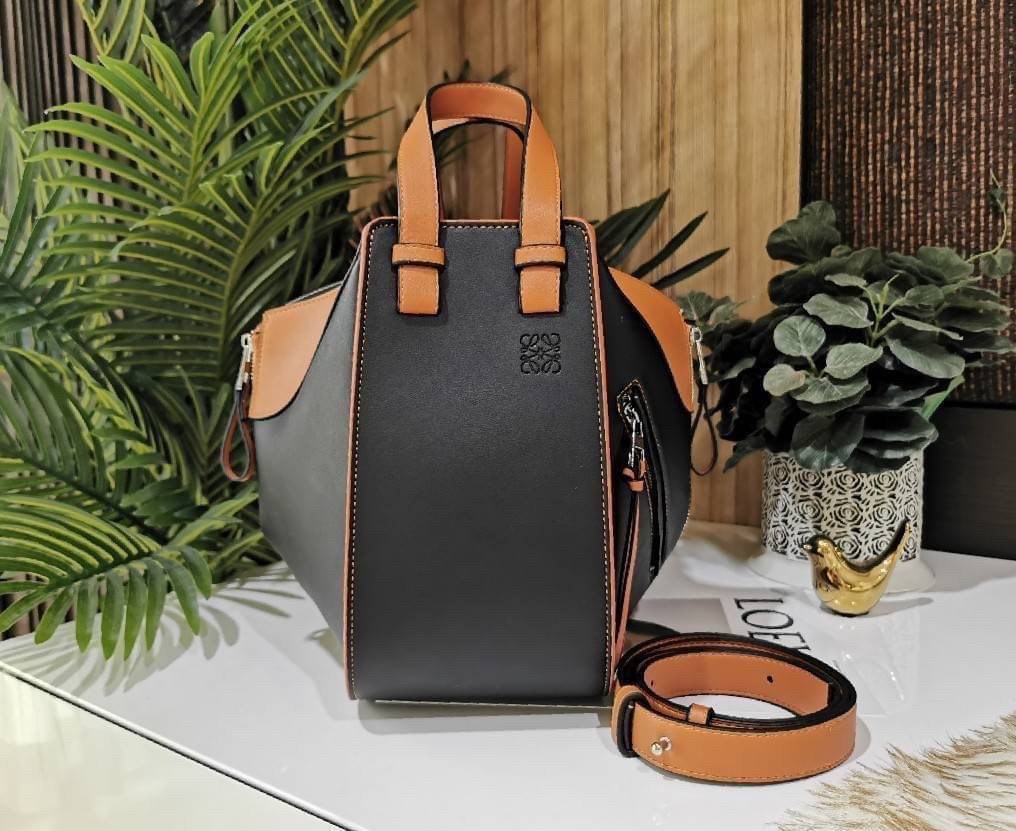 LOEWE HANDLE & SHOULDER BAG VIP GIFT WITH PURCHASE (GWP) กระเป๋าถือหรือสะพายหนังแท้พรีเมี่ยมกิ๊ฟ Limited จาก LOEWE PERFUME DUTYFREE รุ่น Rare items สุดๆวัสดุหนังแท้ Calfskin หนังสวยดีไซน์มีเอกลักษณ์ ใบใหญ่กำลังดี น้ำหนักเบา ด้านข้างมีซิปปรับขยายได้หลายทรง