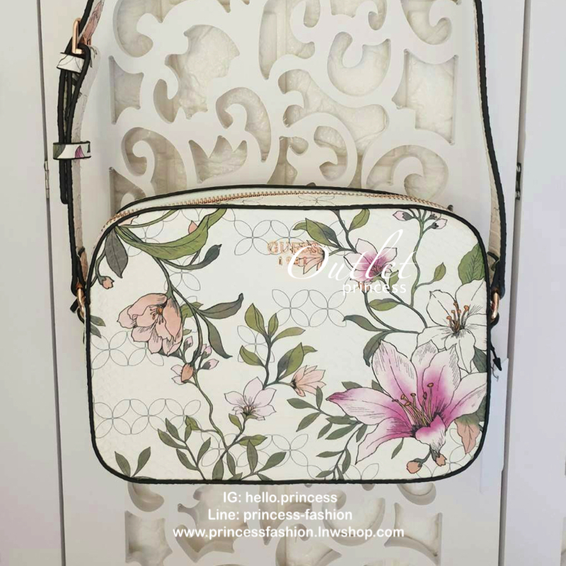 GUESS FLORA CROSSBODY BAG กระเป๋าสะพายหนังพิมพ์ลายดอกไม้อะไหล่สีโรสโกลด์ดูอ่อนหวาน ด้านหน้าติดโลโก้แบรนด์ เปิดปิดด้วยซิป ด้านในโล่งกว้าง มีช่องซิปเล็ก สามารถใส่กระเป๋าสตางค์ใบยาว มือถือ ของจุกจิกได้เยอะ ขนาดกำลังดีนะคะ ตัวจริงสวยน่าใช้มากๆค่า