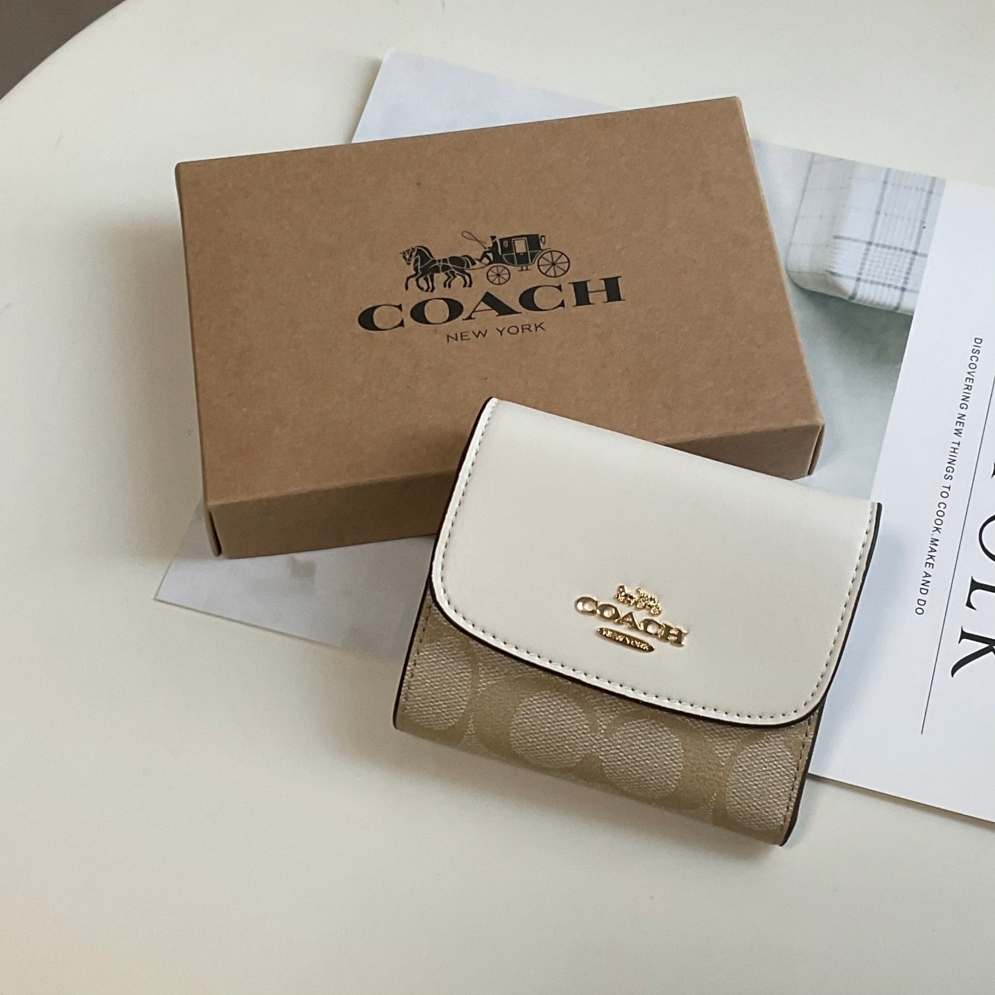COACH SMALL WALLET IN SIGNATURE CANVAS กระเป๋าสตางค์ใบสั้น แบบพับสามตอน เปิดปิดด้วยกระดุมปั้มแบรนด์ ด้านในมีช่องใส่บัตรหลายช่อง และช่องใส่ธนบัตร ด้านหลังมีช่องซิปเหรียญอีกหนึ่งช่อง น้ำหนักเบา พกพาสะดวก อะไหล่เงาสุดหรู ห้ามพลาดค่ะ!