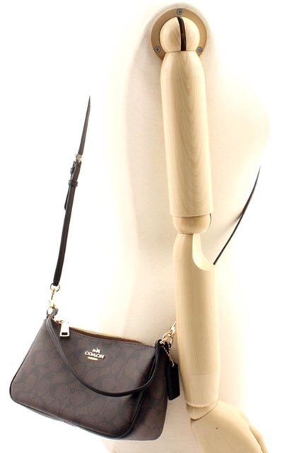 COACH F58321 TOP HANDLE POUCH อีกรุ่นฆ่าไม่ตาย!! 😎 ขายดีขายหมด ขายรวยขายปังๆ!! กระเป๋าพอชจากโค้ช ทรงใช้งานง่าย สะดวก กะทัดรัด วัสดุหนังแคนวาสเคลือบคุณภาพดี มาพร้อมสายคล้องในตัว และสายสะพาย crossbody ปรับเปลี่ยนได้ตามสไตล์ อีกหนึ่งไอเท็มที่สาวๆต้อง