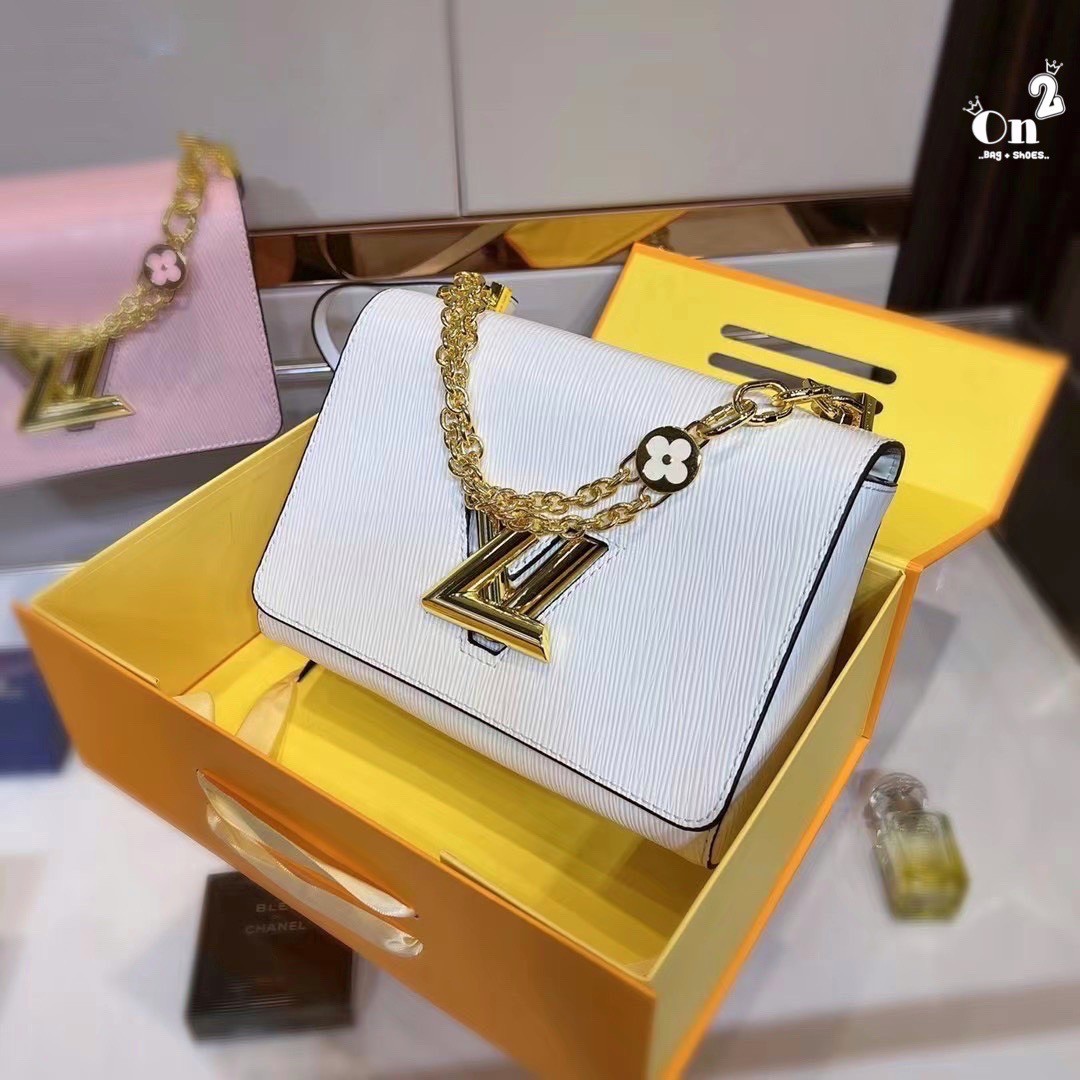 LOUIS VUITTON Twist MM Epi Leather Handbags / LV Twist MM หนัง Epi ลายเกรน ตัวล็อก LV Twist สีทองไอคอนิกช่วยเติมเต็มความสมบูรณ์แบบให้กับกระเป๋าได้อย่างลงตัว เหมาะสำหรับการใช้งานเป็น everyday bag หรือถือออกงานก็สวยเลยค่ะ