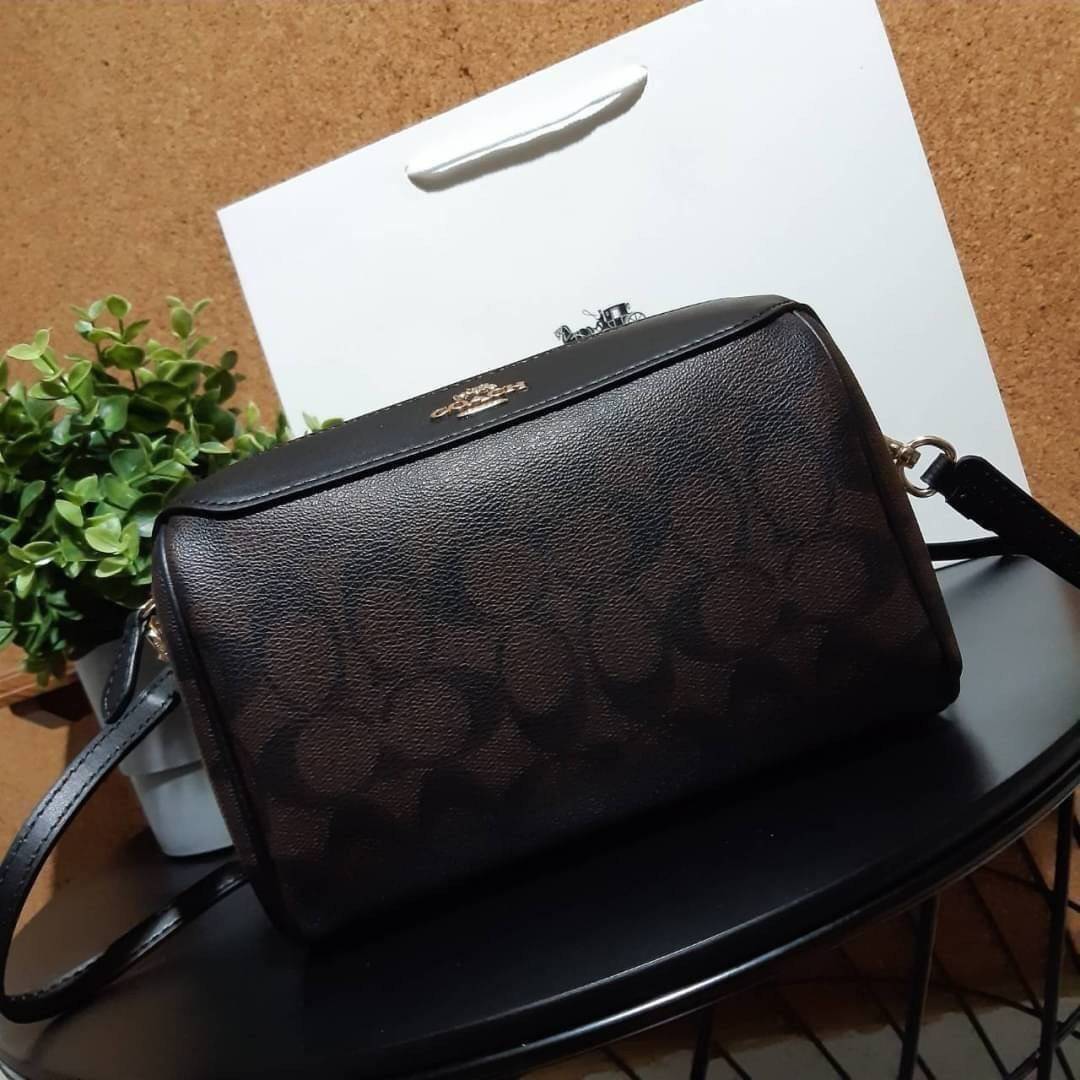 COACH BENNETT CROSSBODY IN SIGNATURE CANVAS กระเป๋าสะพายข้าง รุ่นหมอนไร้หูในตำนาน!! คัมแบคจ้า กลายเป็นรุ่นที่ตามหากันไปแล้วน้า ด้วยทรงที่คลาสสิค บวกดีไซน์เรียบแต่แฝงความหรู ใครๆก็หลงรักแหละ!! ดูออก!! วัสดุหนังแคนวาสเคลือบคุณภาพดี เปิด-ปิดด้วยซิป มาพร้อมสา