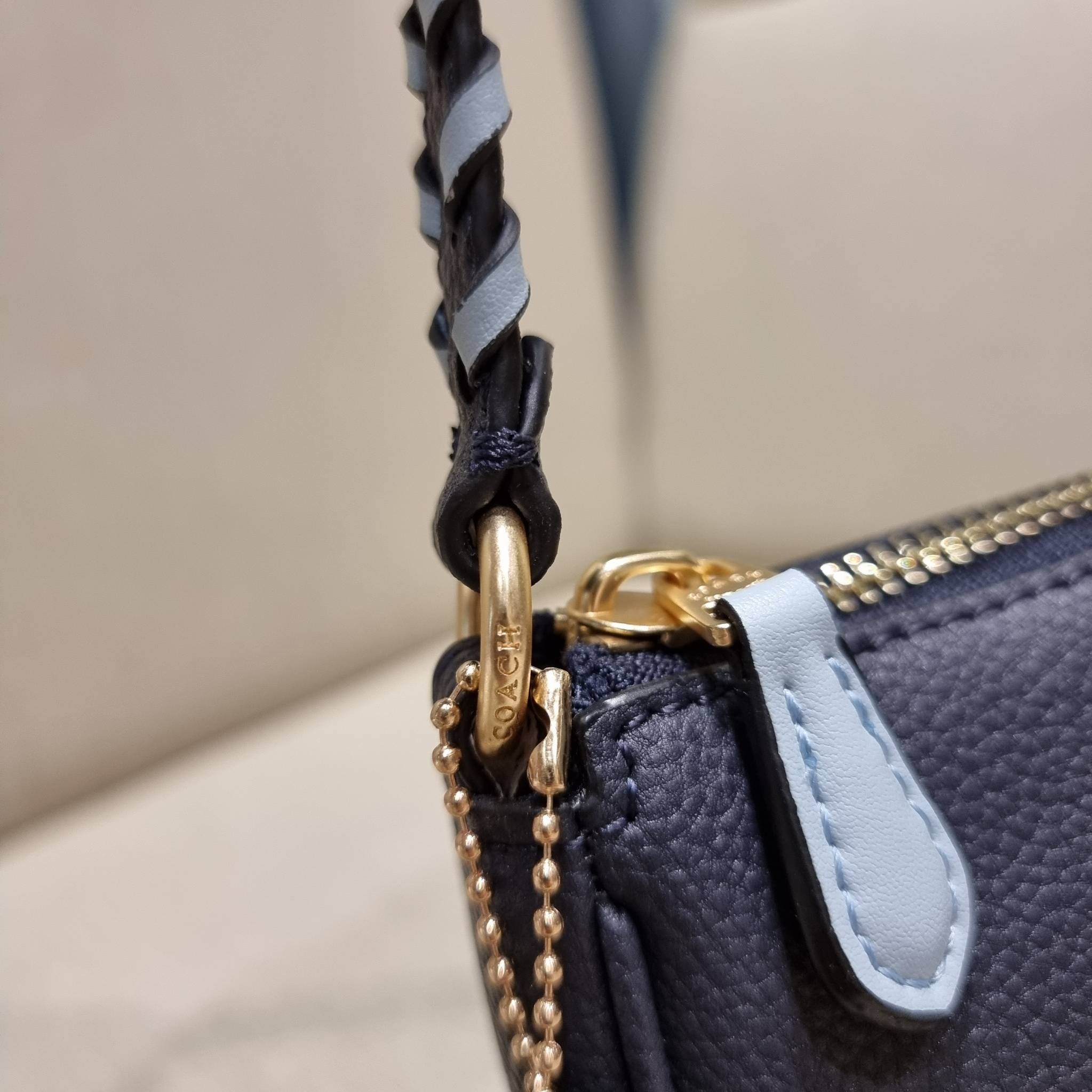 COACH C4233 NOLITA 19 WITH WHIPSTITCH คอลเลคชั่น rare item น่ารักน่าใช้ ในสไตล์คลาสสิค กระเป๋าทรงพอชขนาดมินิ ที่สามารถสะพายไหล่ และกึ่งคล้องมือใช้ได้ 2 สไตล์ ปรับสายให้มาเกี่ยวฝั่งเดียวเพื่อใช้เป็นคล้องมือ หรือปรับเกี่ยวอีกฝั่งใช้คล้องแขน คล้องไหล่ก็เก๋มา