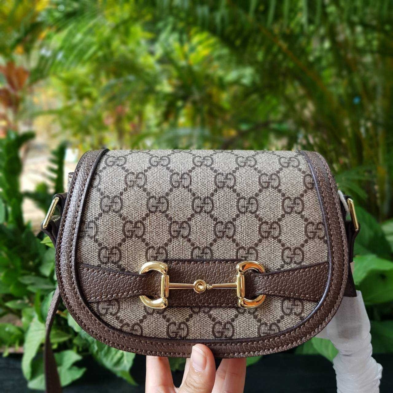 GUCCI Horsebit 1955 small shoulder bag กระเป๋าครอสบอดี้ขนาดกำลังดี ดีไซน์น่ารัก ทรงสวย ใช้ได้ทุกโอกาส สายยาวปรับระดับได้ เปิด-ปิด ด้วยกระดุมแม่เหล็ก