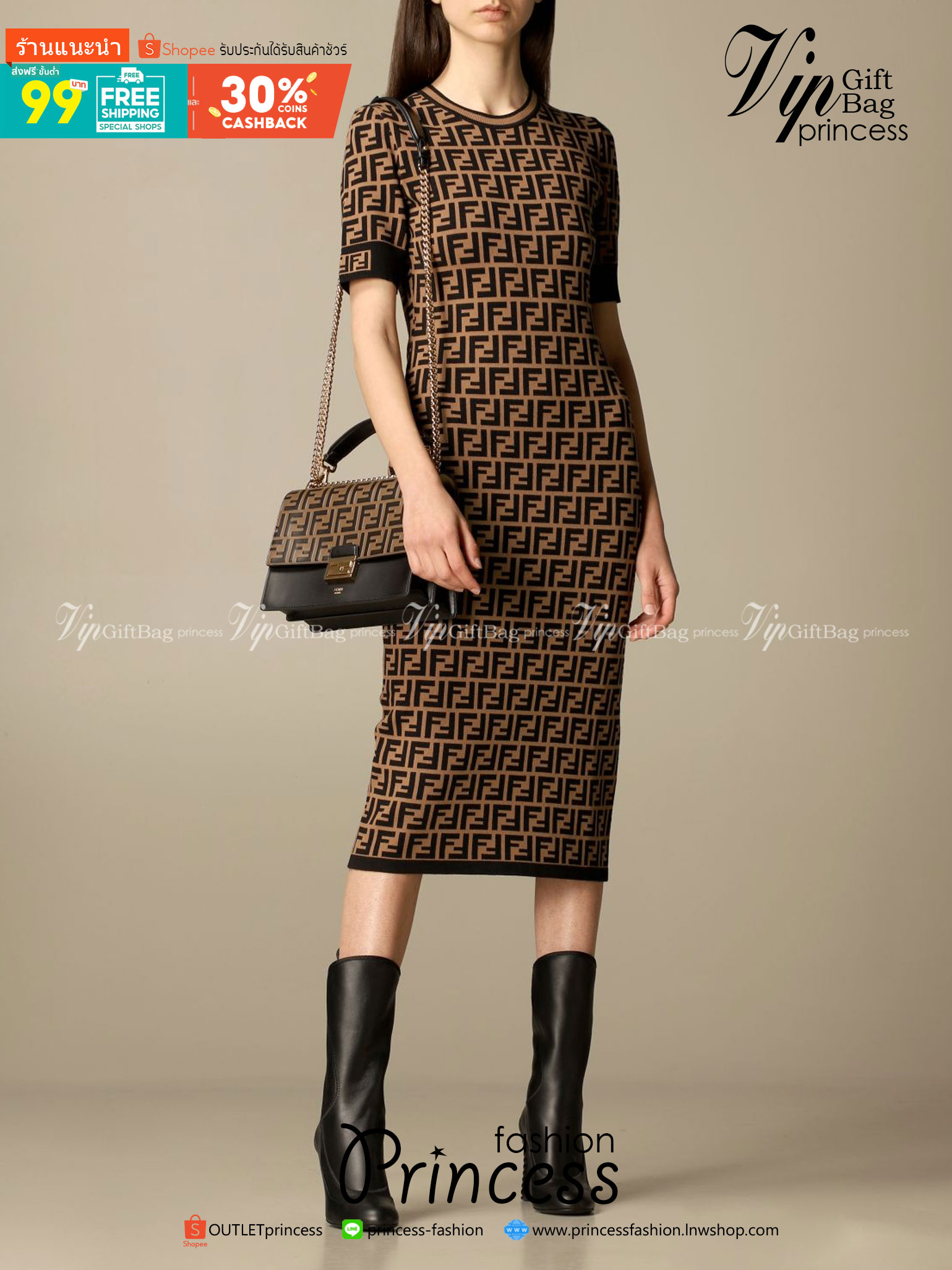 FENDI KAN leather bag เกรดออริจินอล ด้วยสีและลวดลายคลาสสิกตามแบบแบรนด์ เข้าได้กับสาวๆ ทุกสไตล์ บ่งบอกความเป็น FF ได้อย่างสมบูรณ์แบบ โทนสีแมตช์กับเสื้อผ้าได้ง่าย เสริมลุคสาวมั่นก็ลงตัว หรือเปลี่ยนมาติดสายสะพายยาวเพื่อสะพายคาดลำตัวก็ได้ความชิลและคล่องตัวไปอ