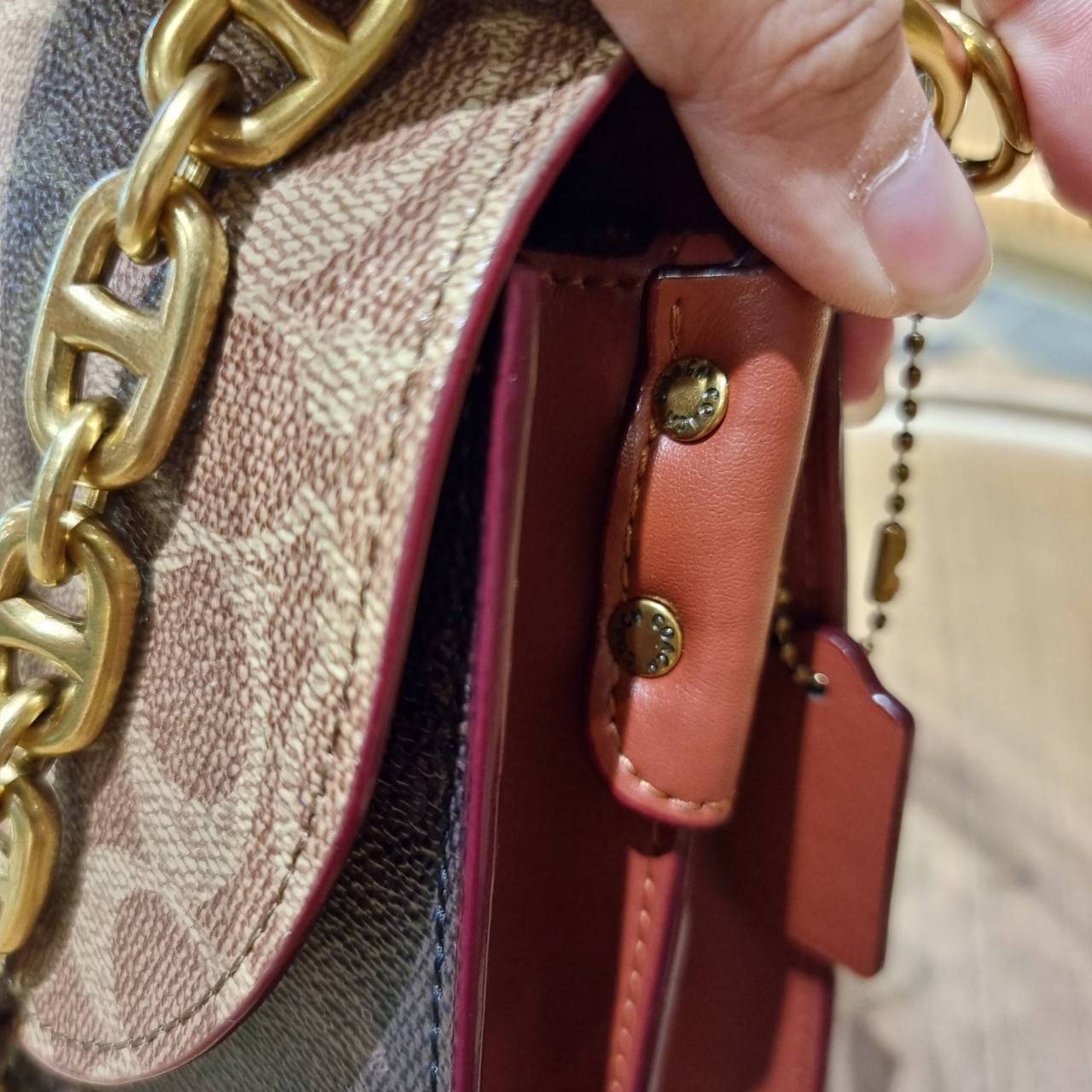 COACH C2418 BEAT SHOULDER IN SIGNATURE CANVAS WITH HORSE AND CARRIAGE PRINT กระเป๋าสะพายดีไซน์เลิศสุดหรู ปังกับดีเทลที่สุดใบนี้ เพราะมาพร้อมสายถึง 3 แบบ สลับใช้ไปรัวๆ หลากหลายไม่จำเจ สวยได้ทุกวัน เปิด-ปิดด้วยกระดุมแน่นหนา ภายในเป็นช่องโล่ง แบ่งสัดส่วน ใส่