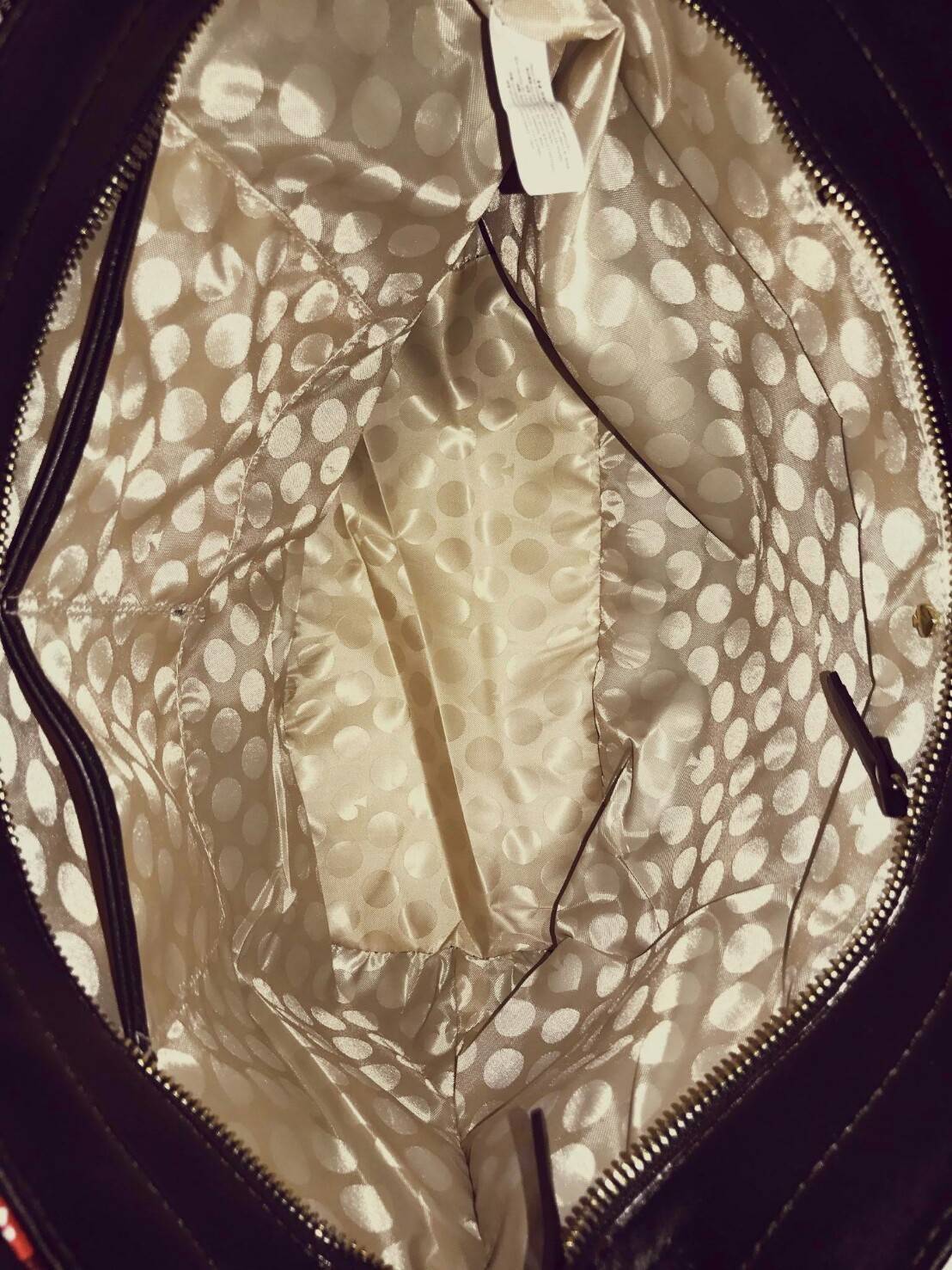 SPADE New York Hyde Lane Poppies Riley Rose Tote Bag กระเป๋าสะพายทรง Tote Bag หนังสวยอยู่ทรงคอลเลคชั่นดอก Poppies ห้อย TAG ที่หูกระเป๋าด้านหน้าประดับโลโก้ มีช่องหน้าใส่ของได้ ภายในมีช่องซิปและช่องใส่มือถือ กว้างและจุ ตัวจริงสวยน่าใช้ สาวๆ ห้ามพลาดค่ะ!