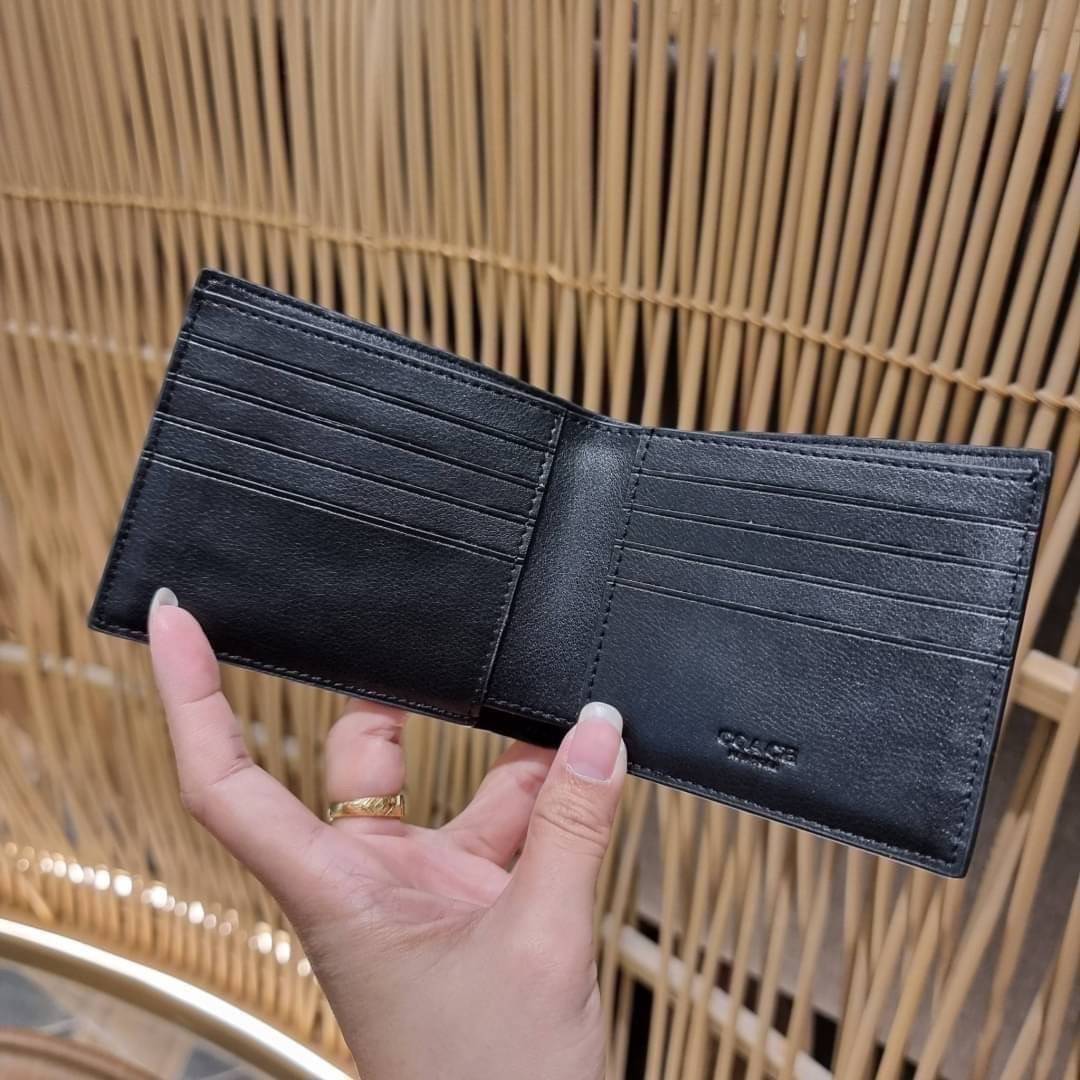 COACH 75371 COMPACT ID WALLET IN SIGNATURE CROSSGRAIN LEATHER กระเป๋าสตางค์ผู้ชาย ลาย c นูนเต็มใบ หนัง crossgrain อีกรุ่นที่ยอดขายไม่เคยตก 🤑🤑 ใบจริงดูผู้ดี ดูแพง!! ภายในมีช่องใส่บัตรได้เยอะ ใส่ธนบัตรได้ทุกใบ ซื้อให้คุณหนุ่มๆรับรองประทับใจไ