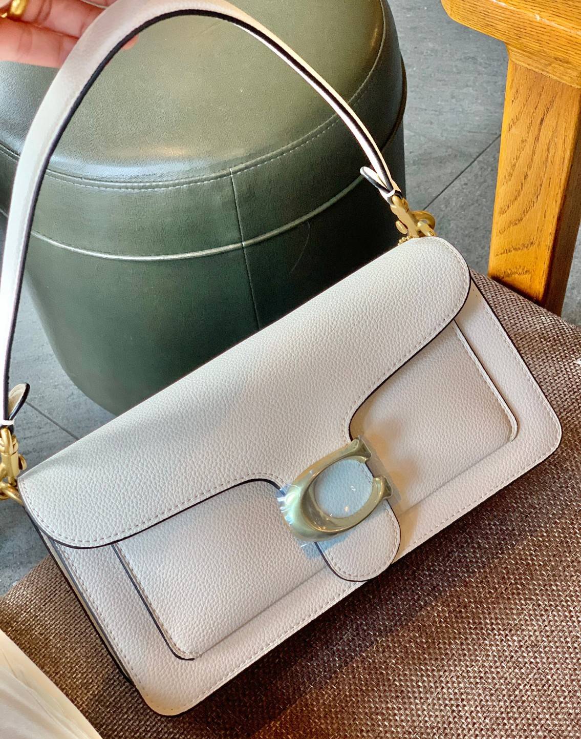 COACH TABBY SHOULDER BAG 26 ((73995)) 📣พร้อมส่งที่ไทยอีกครั้งค่ะ ห้ามพลาด ✔️กระเป๋าหิ้ว//คล้องไหล่//สะพายข้างได้ สุดคุ้ม! หนังแท้อย่างดี ลายหนังสวยนิ่มมือมากค่ะ ✔️ด้านหน้ามีอะไหล่แบรนด์ตัวใหญ่ อะไหล่ทองสวยโดดเด่น ✔️เปิดปิดกระเ