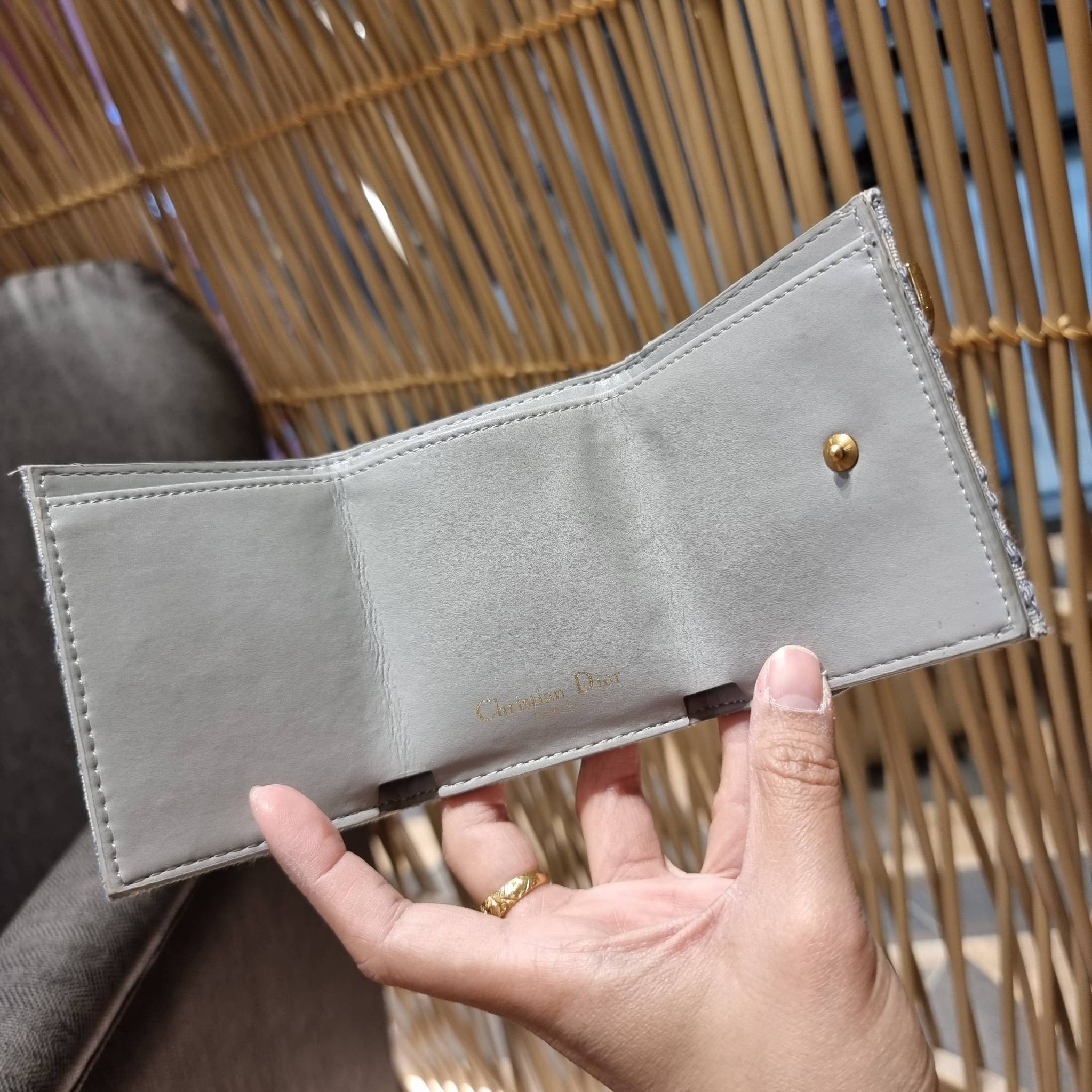 VIP 】CD MULTI WALLET WITH GWP กระเป๋าสตางค์ขนาดเหมาะมือ กะทัดรัดไม่กินพื้นที่ พรีเมี่ยมกิ๊ฟจากเคาน์เตอร์ ดีไซน์แบบพับ ใช้งานง่าย น่ารักน่าใช้จริงๆ วัสดุผ้าแคนวาสปักลาย สลับหนังแท้ภายใน ภายในมีช่องใส่บัตร ใส่ธนบัตรได้ สะดวกใช้มากๆ มาพร้อม box set ในราคาที่