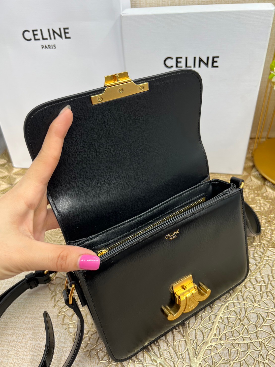 TEEN 18cm : CELINE TEEN TRIOMPHE BAG IN SHINY CALFSKIN / Celine Triomphe Bag / Celine Bag พร้อมส่ง 7 สี เกรดออริ 1:1 กระเป๋าแบรนด์หรูที่ควรมีแห่งปี รูปทรงสี่เหลี่ยมรุ่นฮอตฮิตของเหล่าดาราและเซเลบทั้งหลาย ดีไซต์เรียบหรู