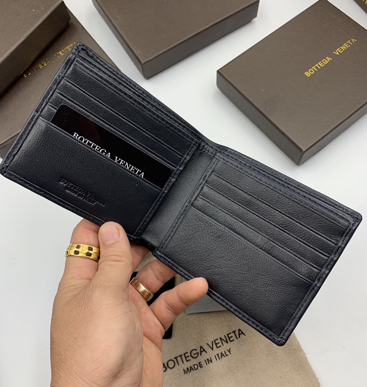 หนังแท้ BOTTEGA VENETA WALLET / BV Wallet พร้อมส่งที่ไทย กระเป๋าสตางค์ใบสั้นคุณผู้ชาย รุ่นตามหา มาเท่าไหร่ไม่เคยพอเลยค่า เป็นรุ่นคลาสสิกที่หยิบมาใช้งานได้บ่อยที่สุด งานหนังลูกวัวแท้ทั้งใบ ใช้ทนทานได้นาน ใช้ทนทานได้นานภาพสินค้าถ่ายจากงานขายจริง ใช้งานต่างป