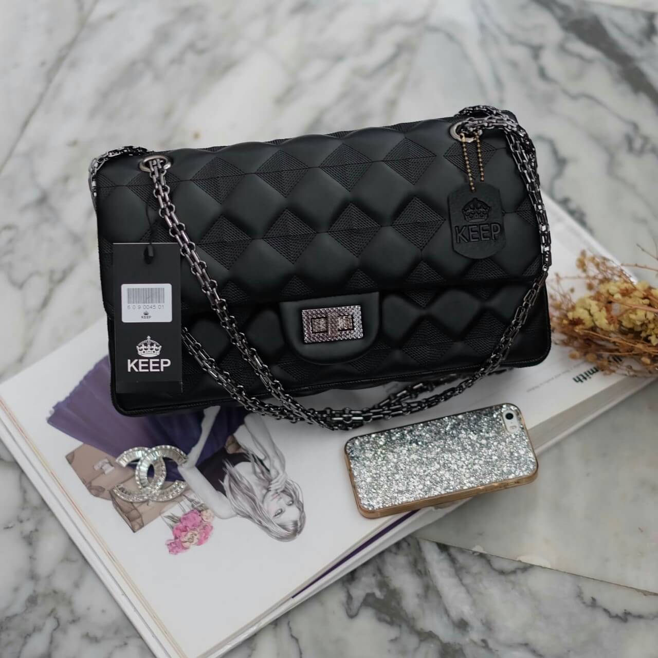 กระเป๋า KEEP classic chain shoulder bag กระเป๋าทรงสวย ผลิตจากหนังแกะ ผิวสัมผัสคล้ายหนังแท้ นิ่มมากๆ คะ ตัวกระเป๋าขนาดกำลังดี ใส่ กระเป๋าตังค์ยาว มือถือได้คะ สายโซ่อะไหล่ เทาดำ ดูคลาสสิคมาก ปรับได้ทั้งแบบสะพายสั้น และยาว ภายใน ปั๊ม Logo brand อย่างดี มีช่อ